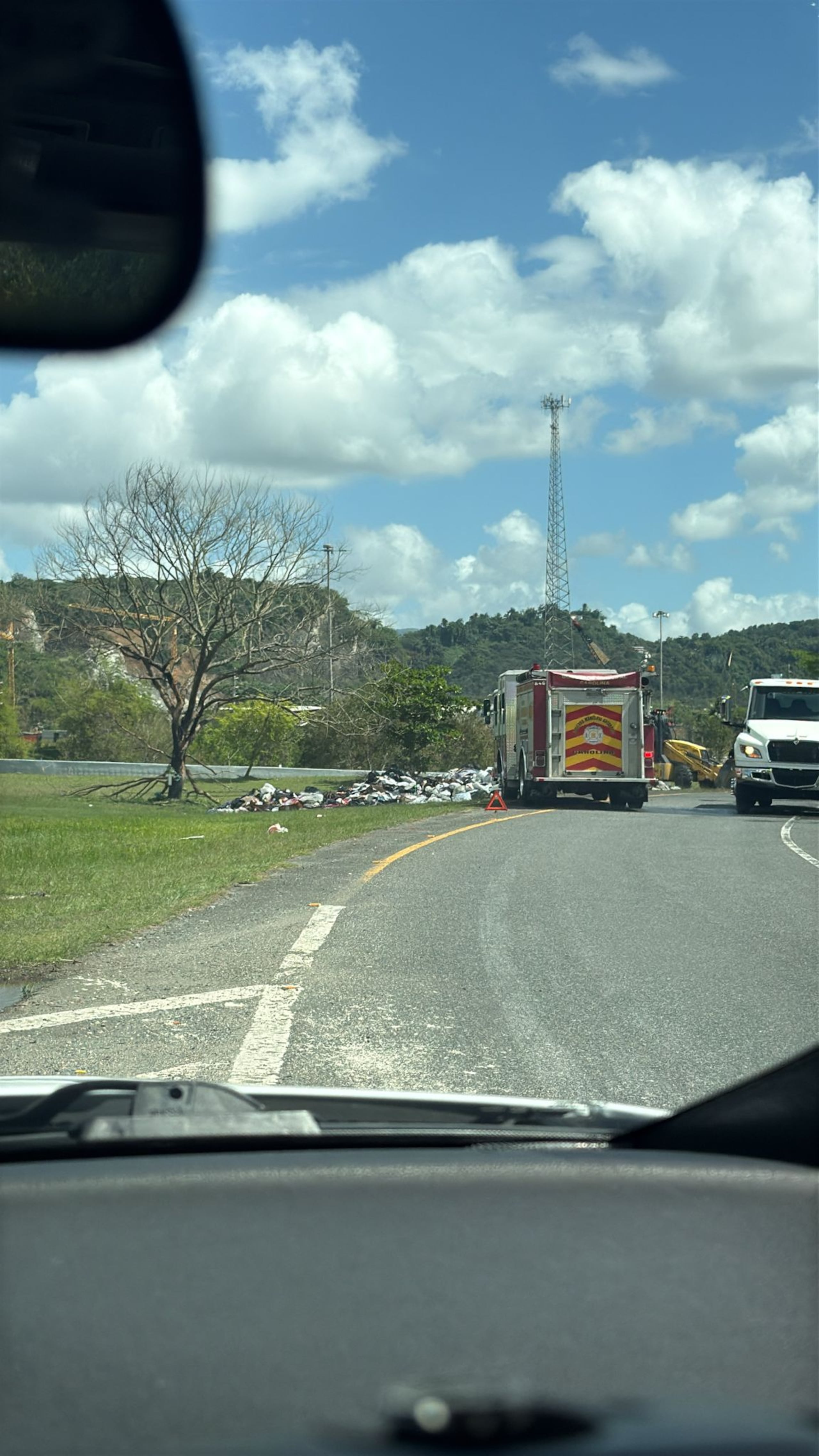 Un tramo de la Ruta 66, por la salida #5 hacia la carretera PR-853 del barrio Barrazas, en Carolina, fue cerrado por la descarga de basura.