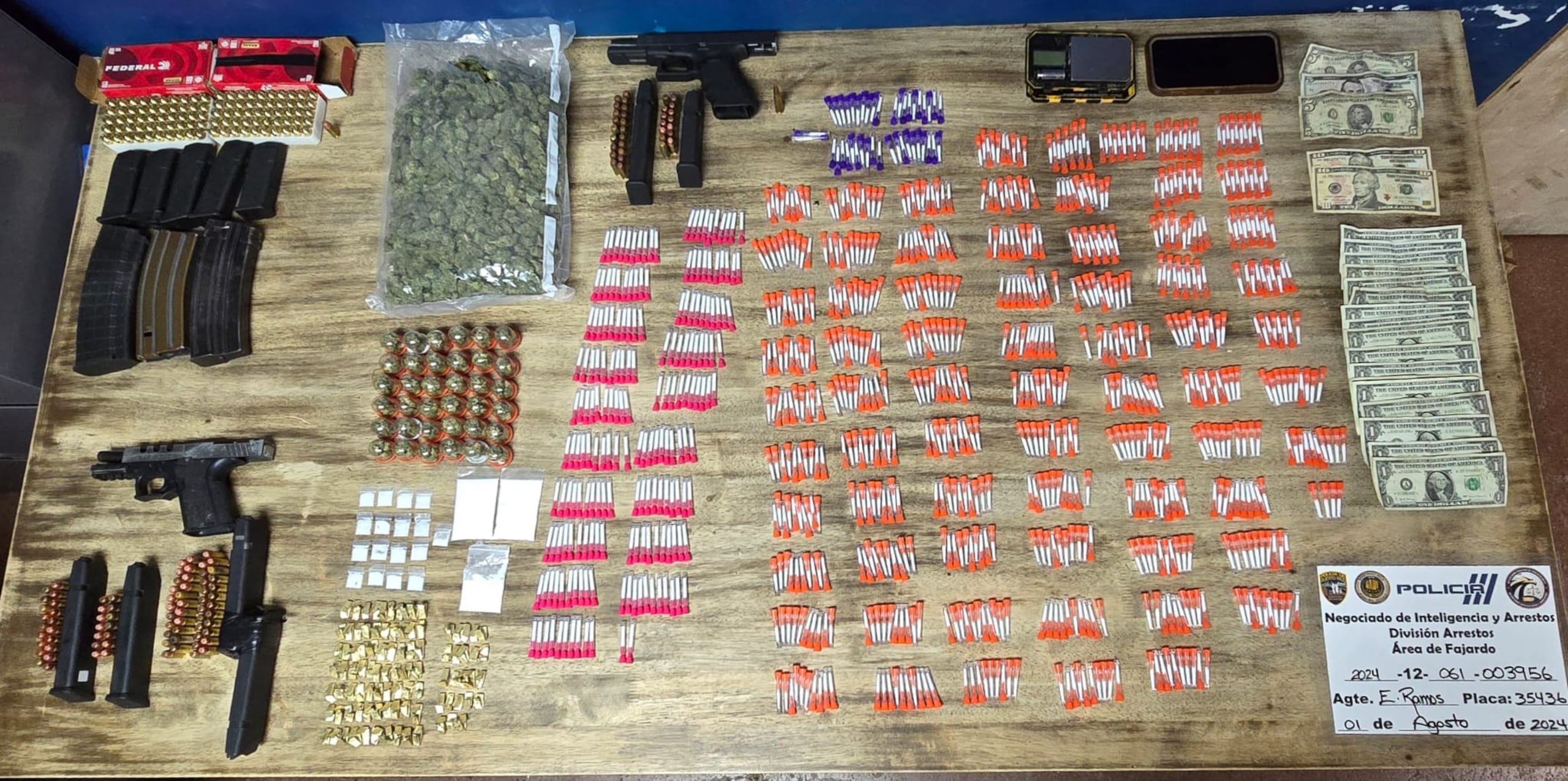 Resultados de un allanamiento en una residencia del barrio Carola, en Río Grande, donde ocuparon armas ilegales y drogas y arrestaron a una pareja.