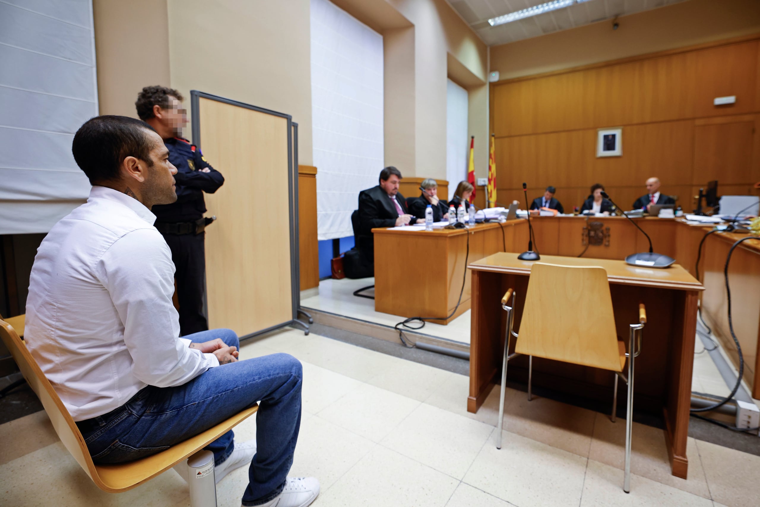 El futbolista brasileño Dani Alves se ve sentado durante su juicio en Barcelona, España, el lunes 5 de febrero de 2024. Alves, ex del Barcelona, es acusado por abusar sexualmente a una mujer en la noche del 30 de diciembre de 2022. El jugador de 40 años ha rechazado las acusaciones.