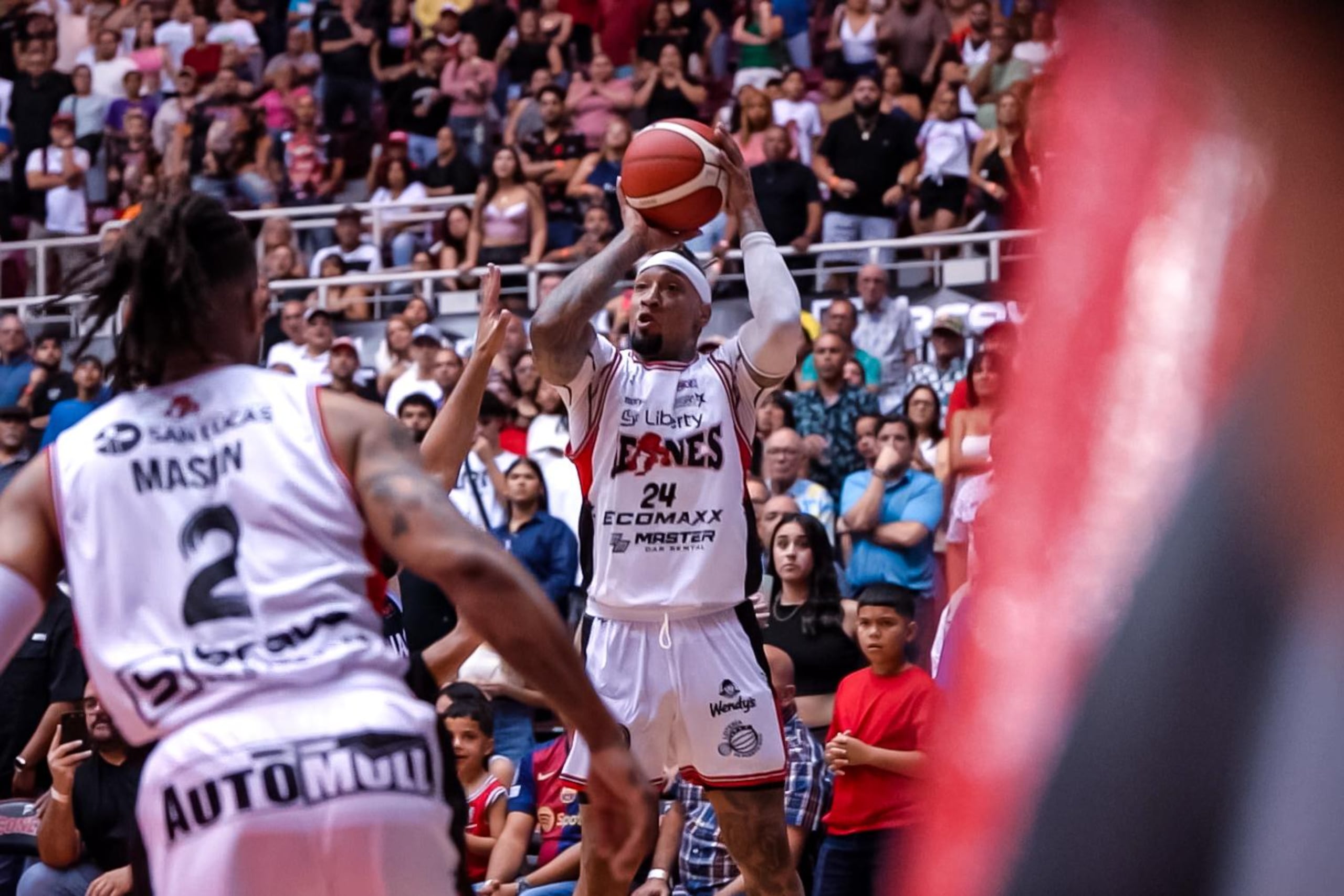 Jared Ruiz tomó el tiro de la victoria desde una esquina. (Leones de Ponce)