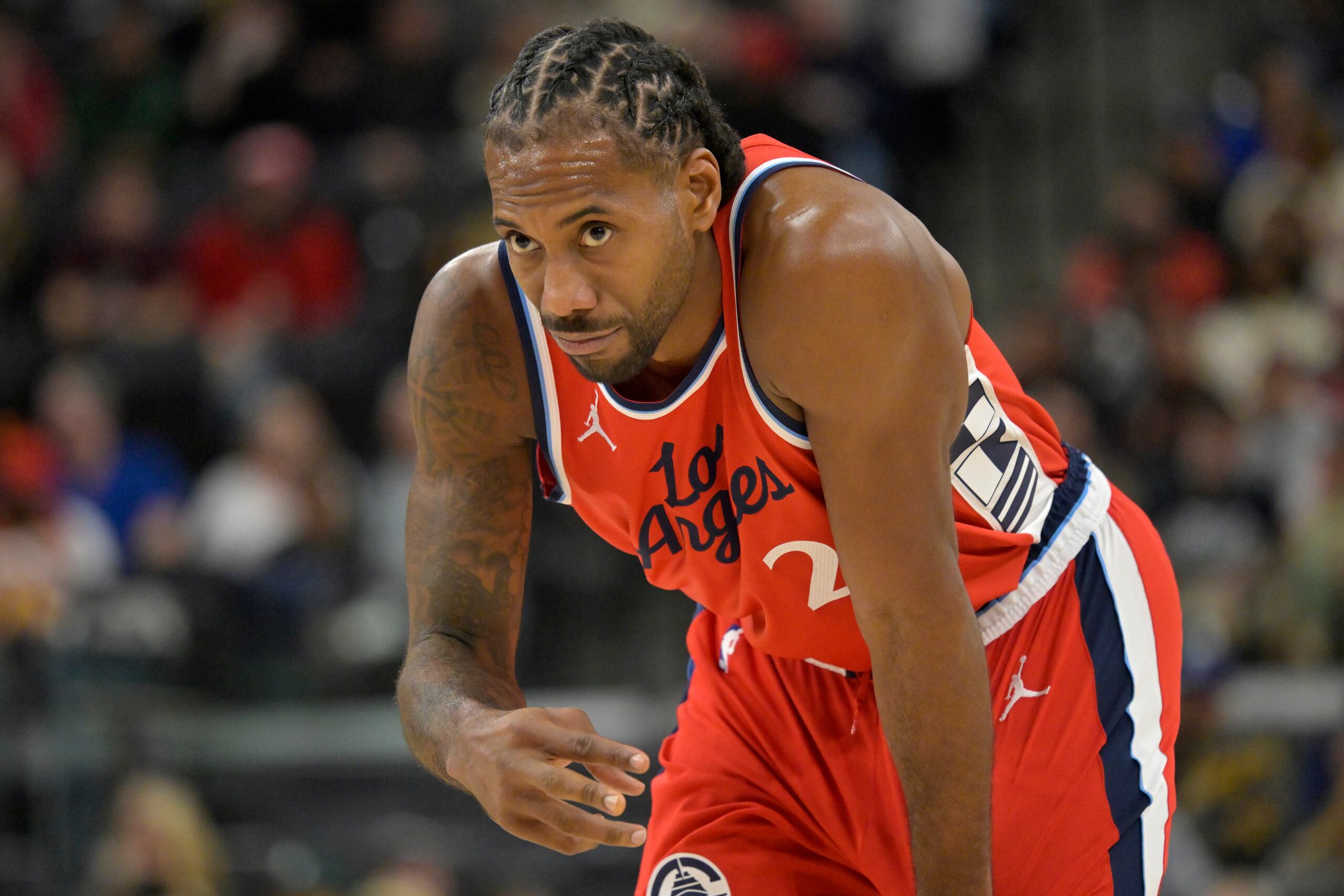 Kawhi Leonard realiza una mirada y una señal durante la acción de la segunda mitad el sábado.