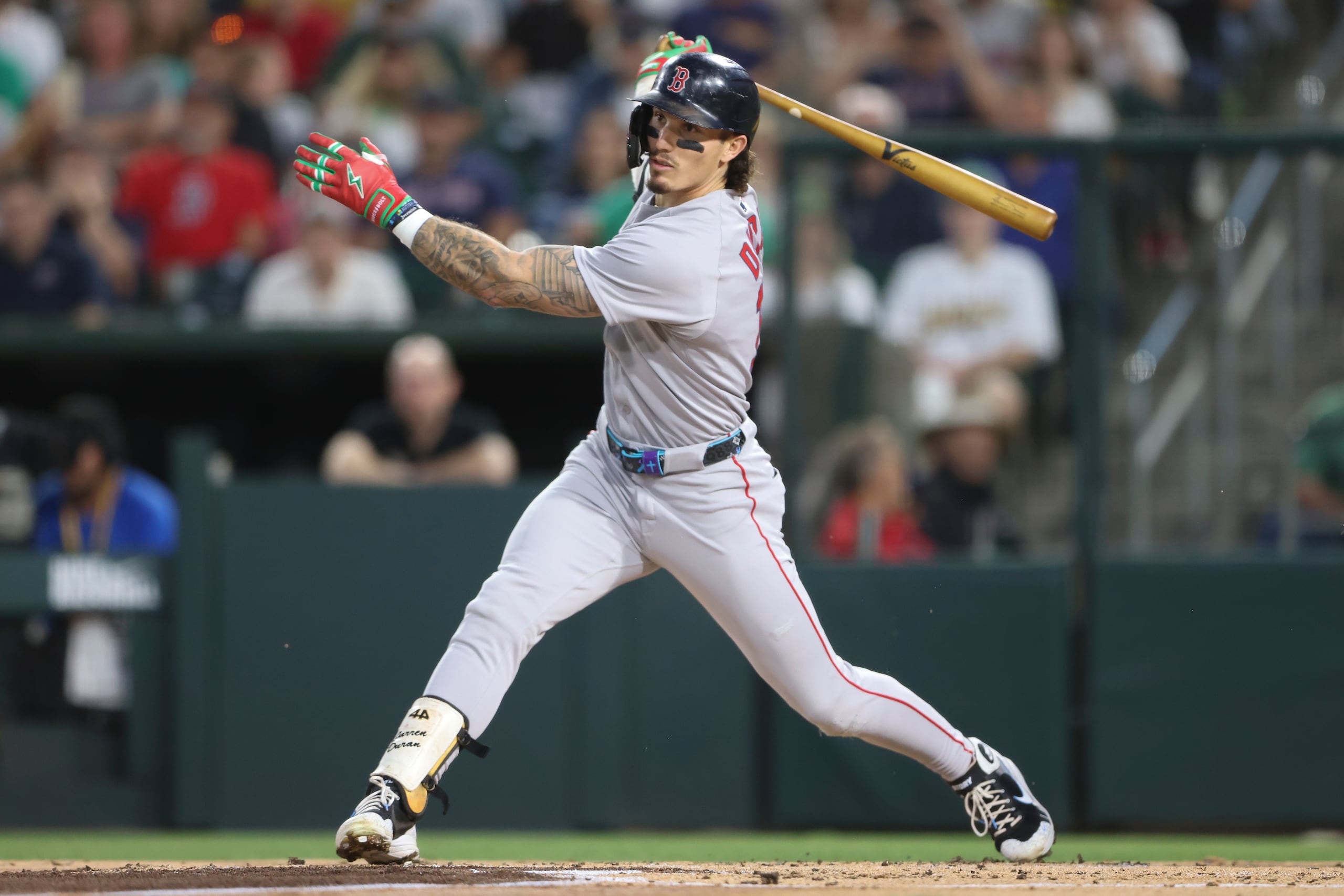 Jarren Durán, de los Red Sox de Boston, observa su sencillo productor de una carrera durante la segunda entrada del juego de béisbol de Grandes Ligas contra los Atléticos, el lunes 8 de septiembre de 2025, en West Sacramento, California. (AP Foto/Scott Marshall)