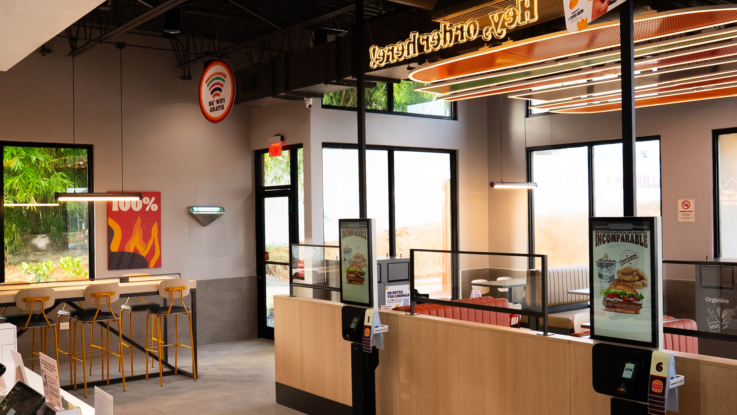 Este nuevo Burger King incorpora kioscos de autoservicio, que permiten a los clientes realizar sus pedidos de manera digital.