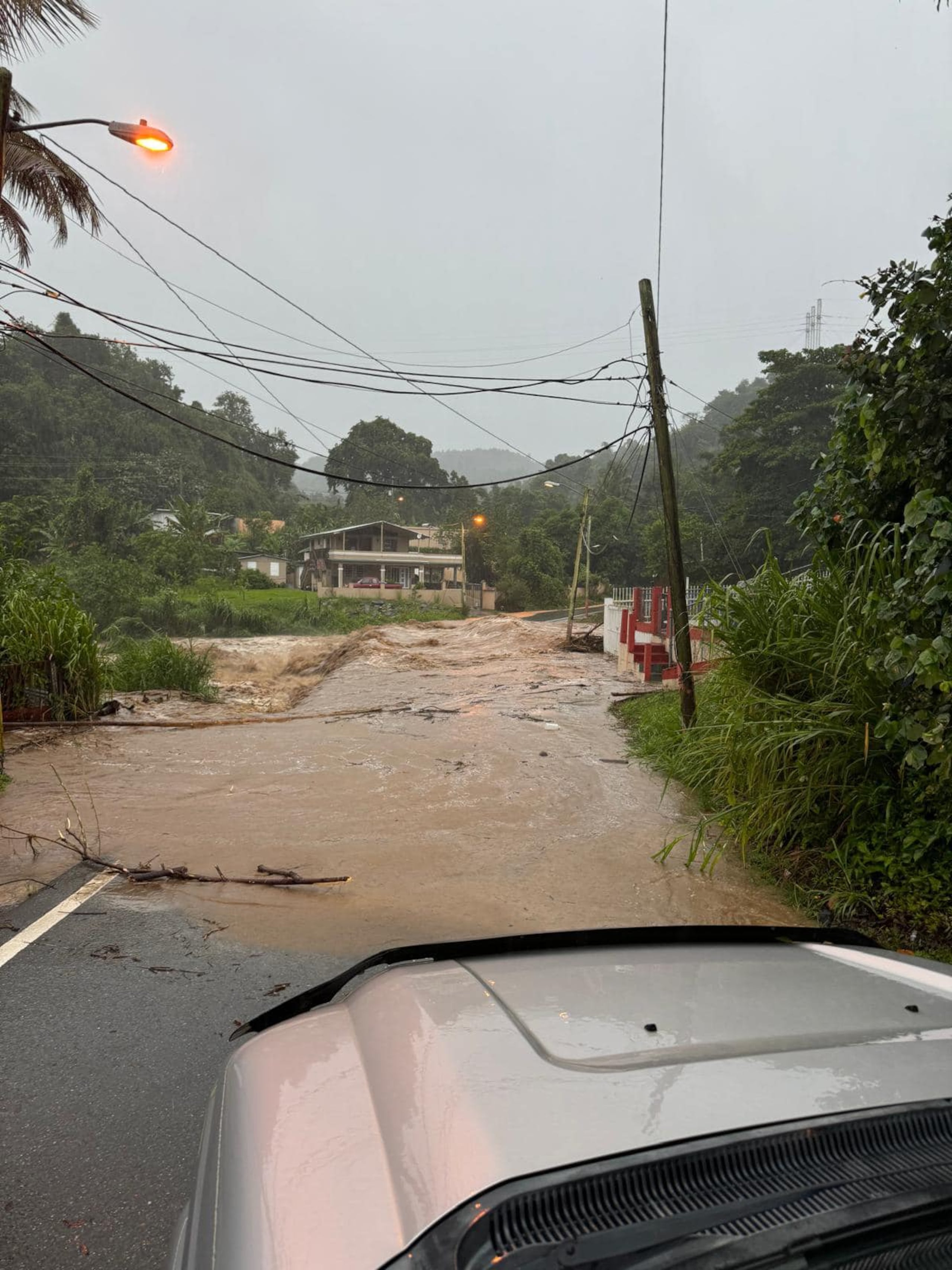 Varias carreteras están intransitables en Jayuya.