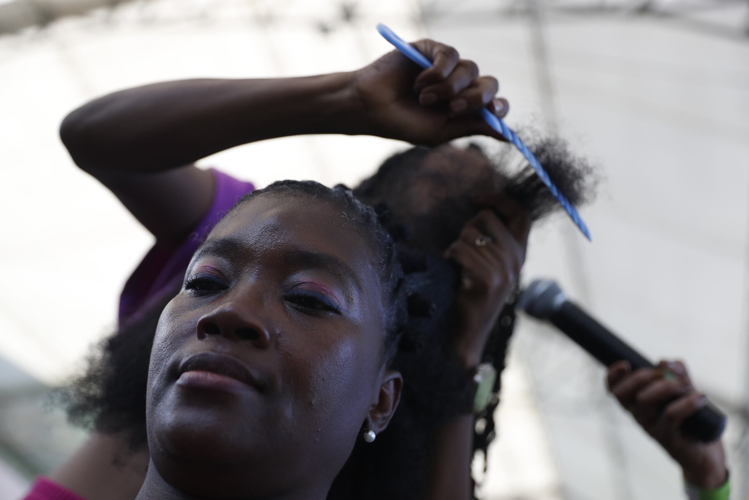 Una mujer es peinada durante el Festival Petronio Álvarez, el 18 de agosto de 2023, en Cali, en Colombia. (EFE/Ernesto Guzmán)