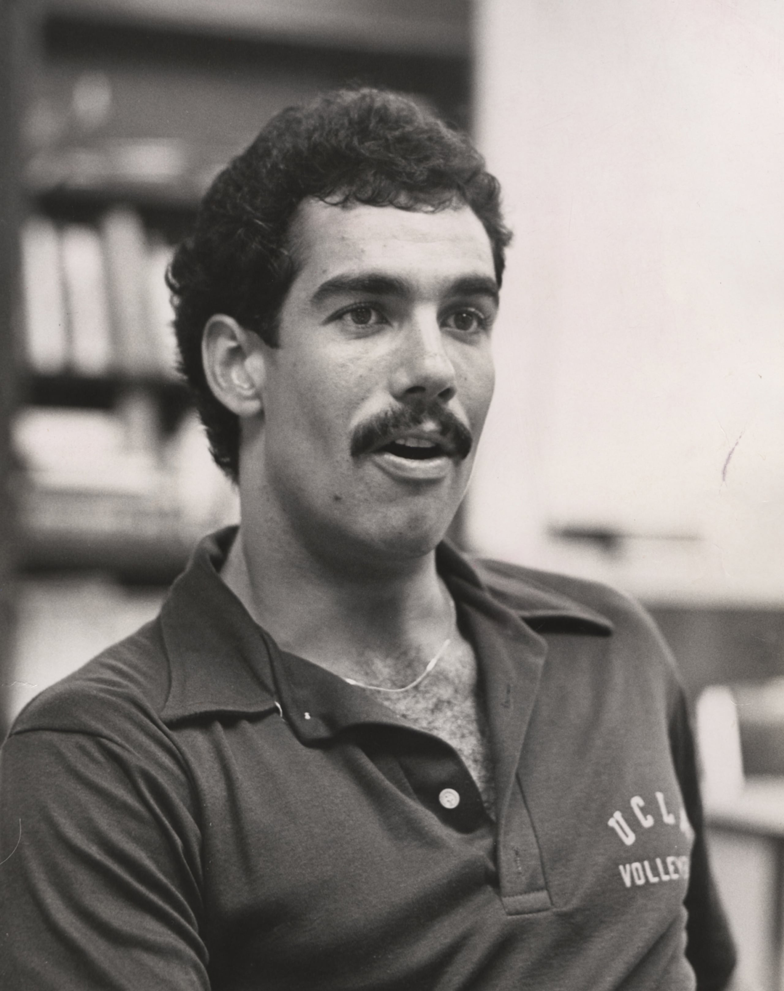 RickyAmon en una visita a la redacción deportiva de El Nuevo Día con la camiseta de UCLA.