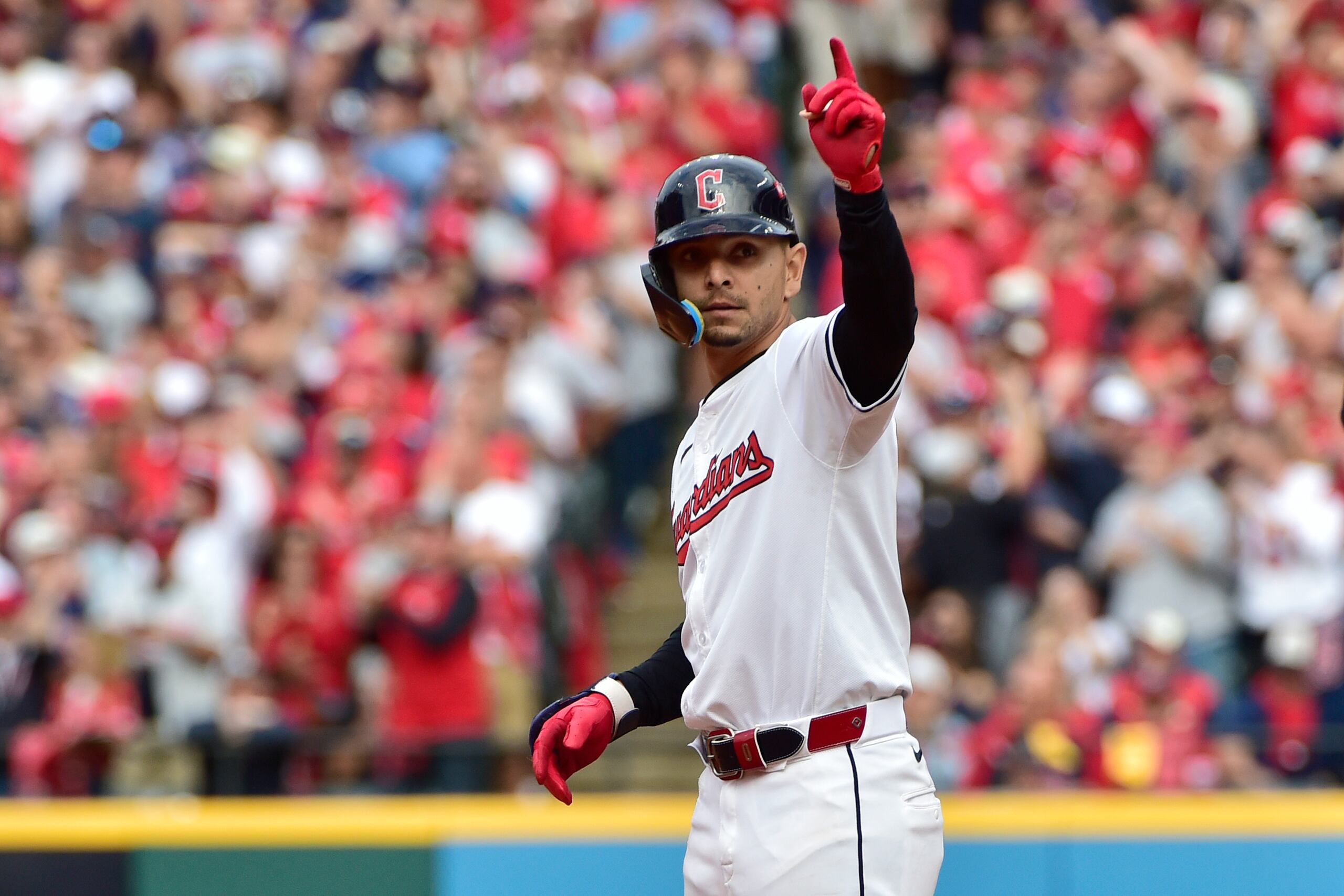 Andrés Giménez, de los Guardians de Cleveland, gesticula después de conectar un doble en la octava entrada durante el Juego 5 de la Serie Divisional de la Liga Americana contra los Tigres de Detroit, el 12 de octubre de 2024, en Cleveland.
