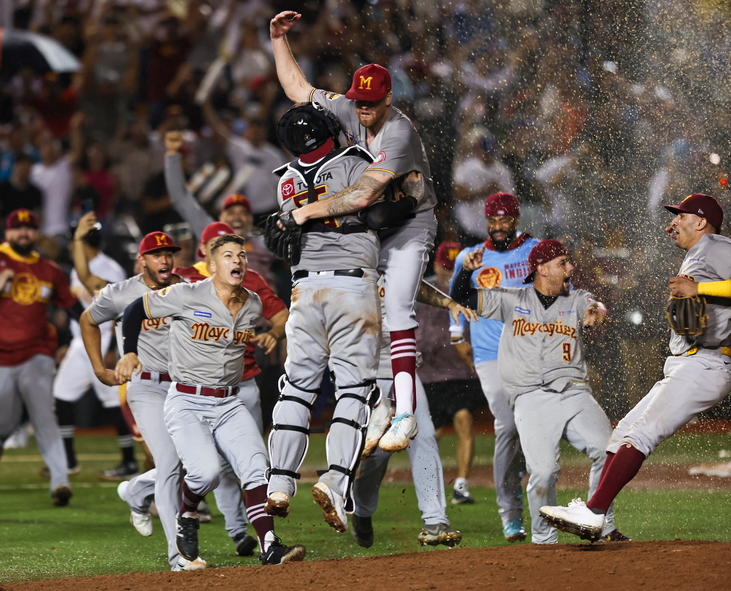 Los Indios de Mayagüez festejan, tras proclamarse campeones de la pelota invernal.