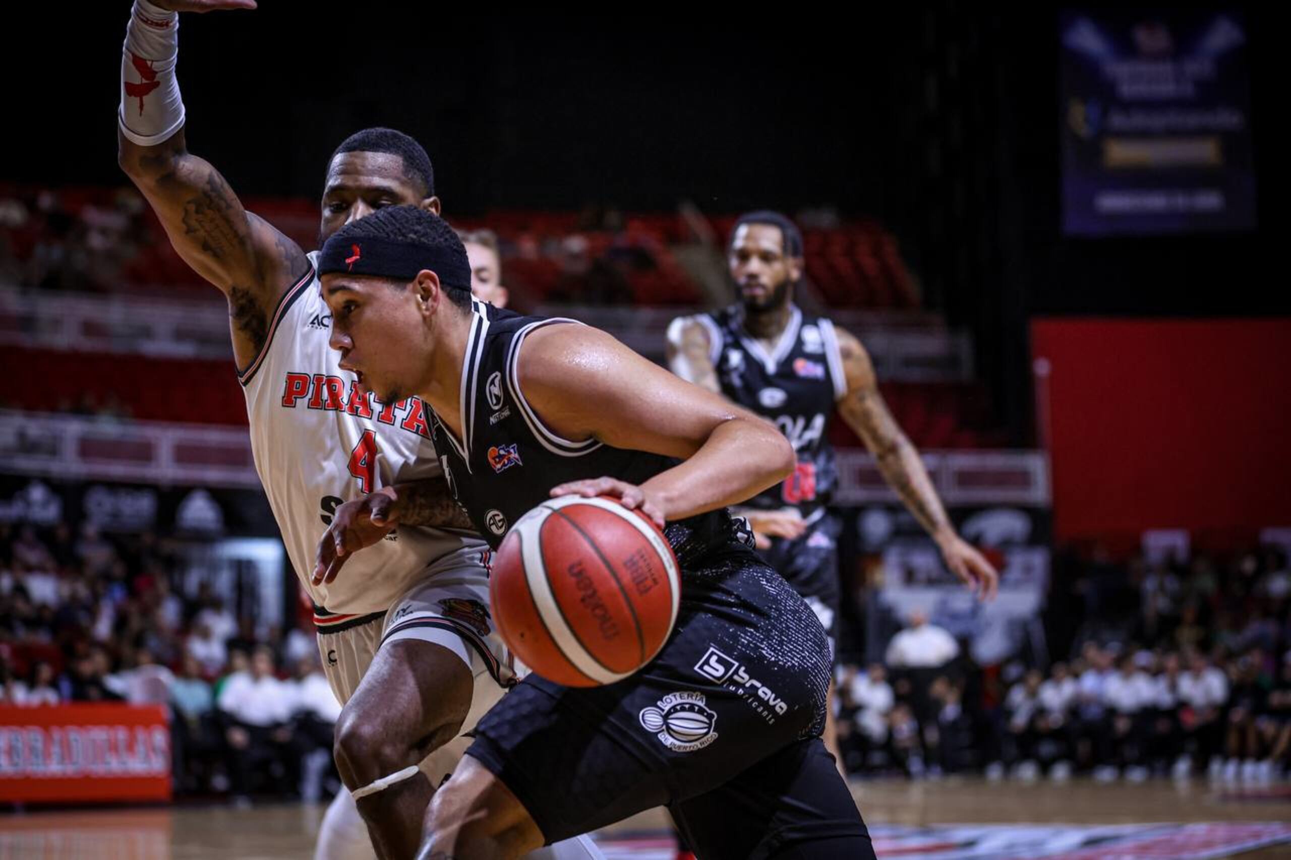 Con 24 puntos, el canastero Ismael Yomar Cruz, de los Gigantes de Carolina, con el balón, fue instrumental en el triunfo de su equipo el miércoles sobre los Piratas de Quebradillas.