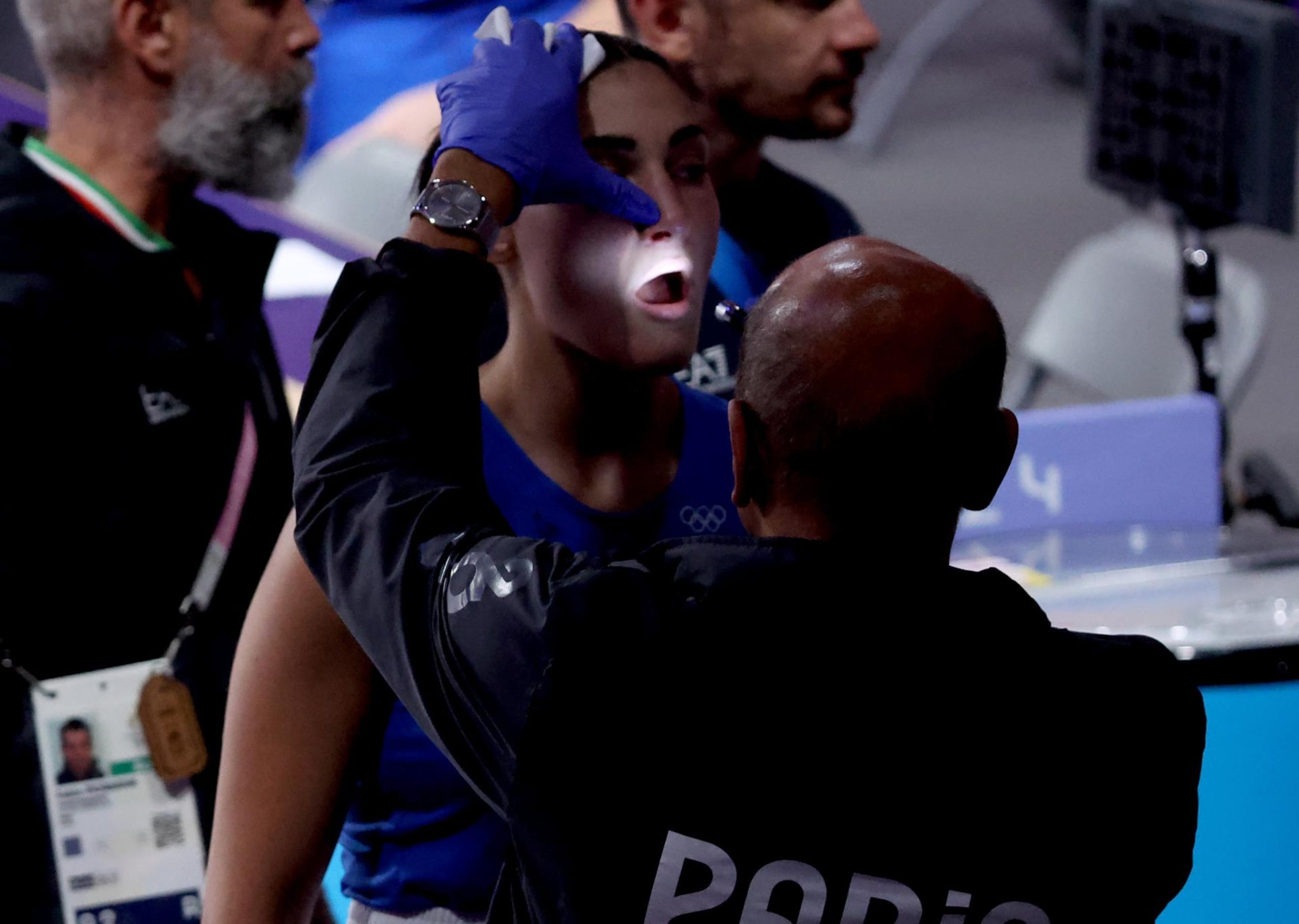 La italiana Angela Carini siendo revisada después de abandonar su combate contra la argelina Imane Khelif.