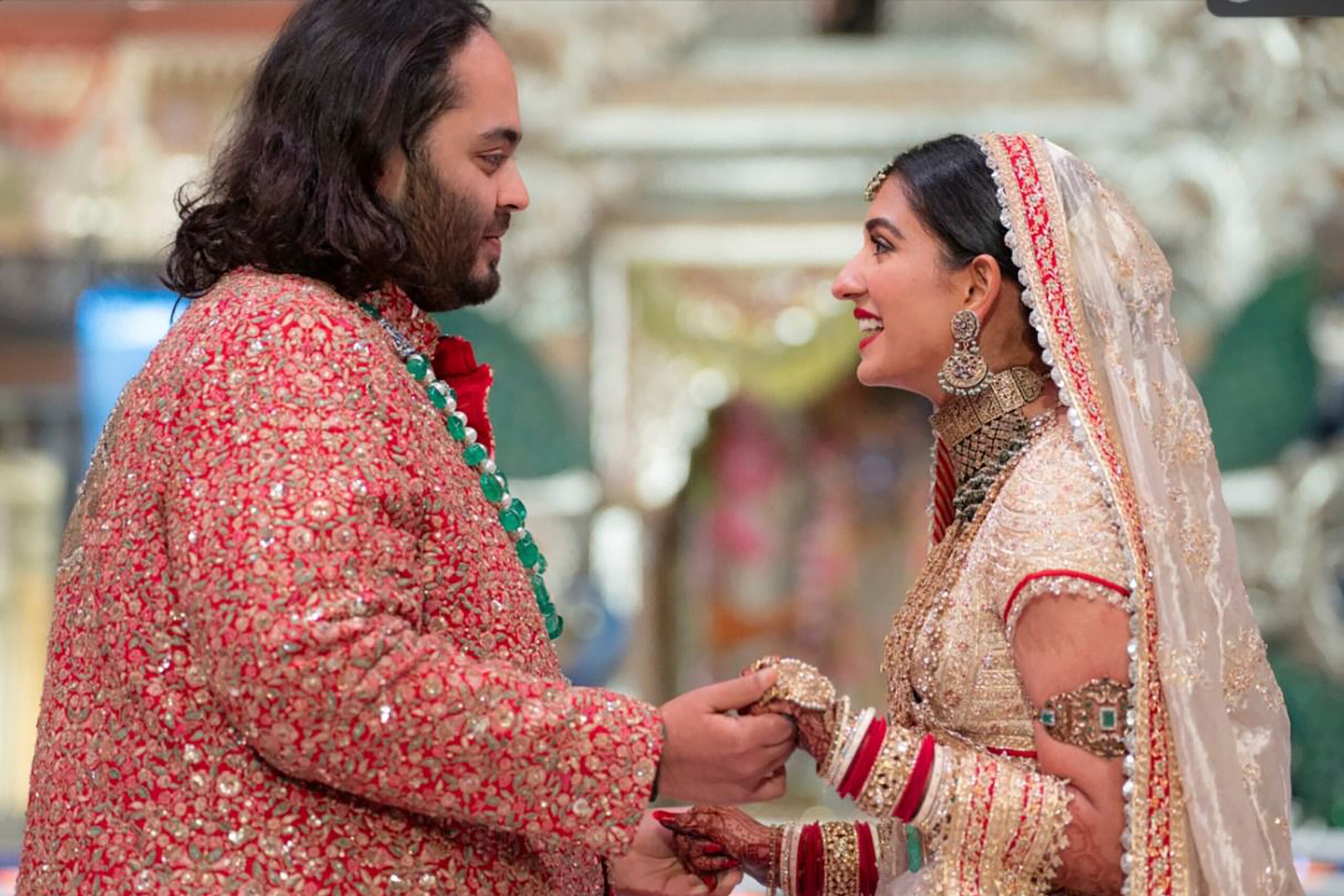Anant Ambani y Rhadika Merchant se dieron el "sí" en una ostentosa boda celebrada en el Jio World Convencion Center en Mumbai, ciudad que ha sido afectada por las lluvias monzónicas.