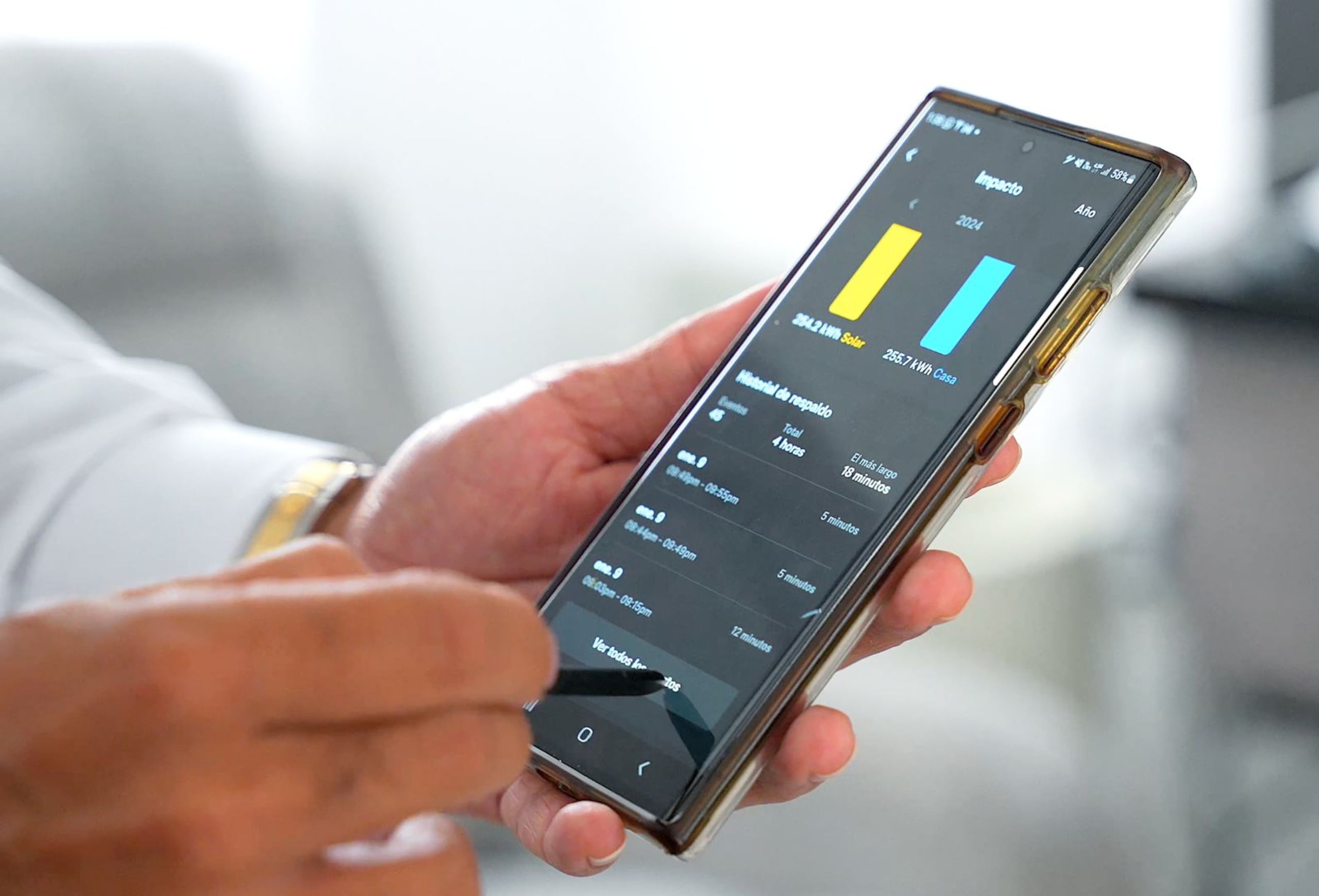 Una vez se interrumpe el sistema eléctrico, los clientes deben monitorear el nivel de almacenamiento de sus baterías desde la aplicación o el portal de monitoreo.