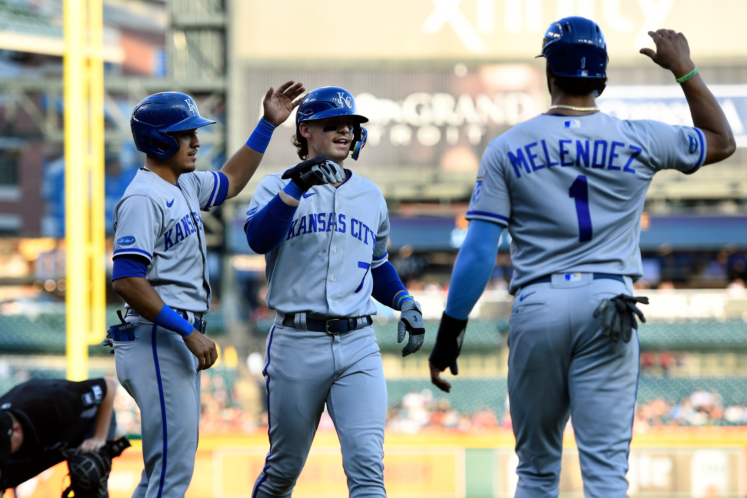 El receptor boricua M.J. Meléndez y Nicky López (izquierda), de los Royals de Kansas City, felicitan a Bobby Witt Jr. (centro), luego de que este último pegara un cuadrangular que los impulsara a todos durante un partido de la pasada temporada.