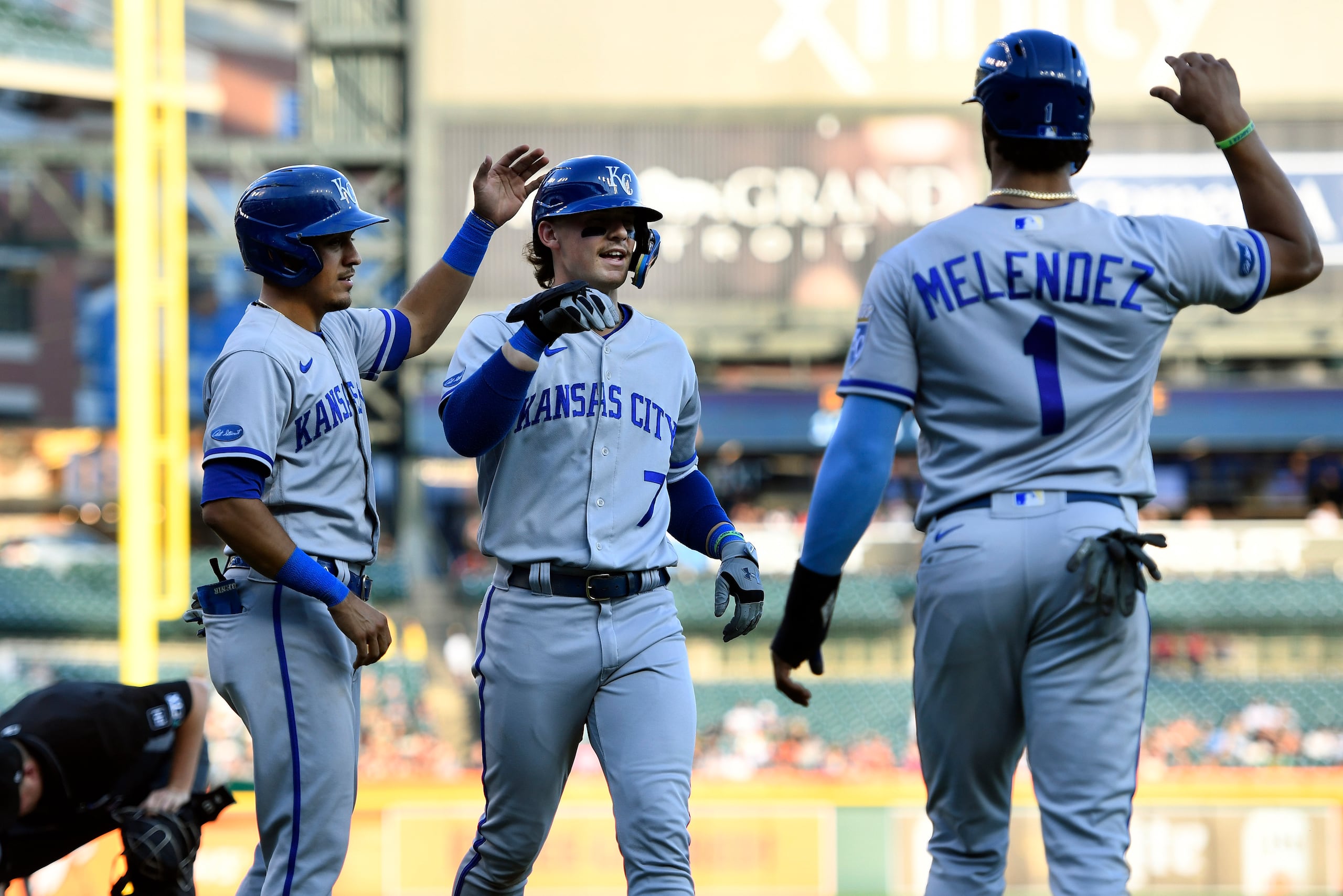 El receptor boricua M.J. Meléndez y Nicky López (izquierda), de los Royals de Kansas City, felicitan a Bobby Witt Jr. (centro), luego de que este último pegara un cuadrangular que los impulsara a todos en un partido de la pasada temporada. El jugador ahora luce ser será un real hasta el fin de su carrera.