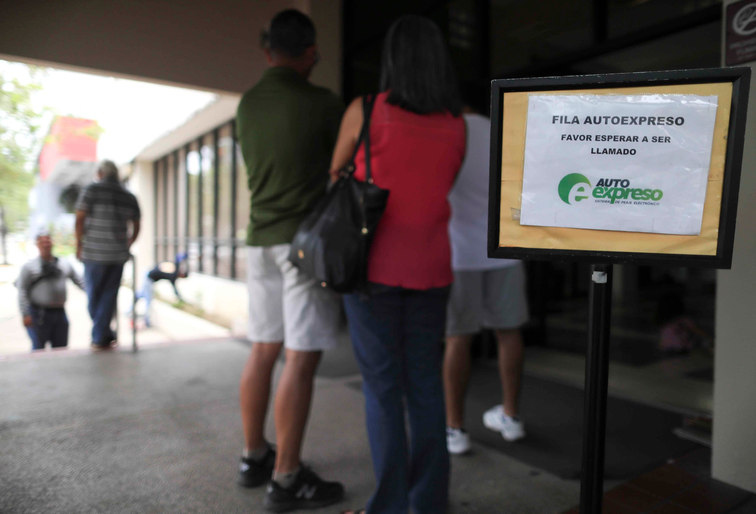 Fila de ciudadanos en las afueras de a oficina del AutoExpreso en Guaynabo.  (GFR Media)