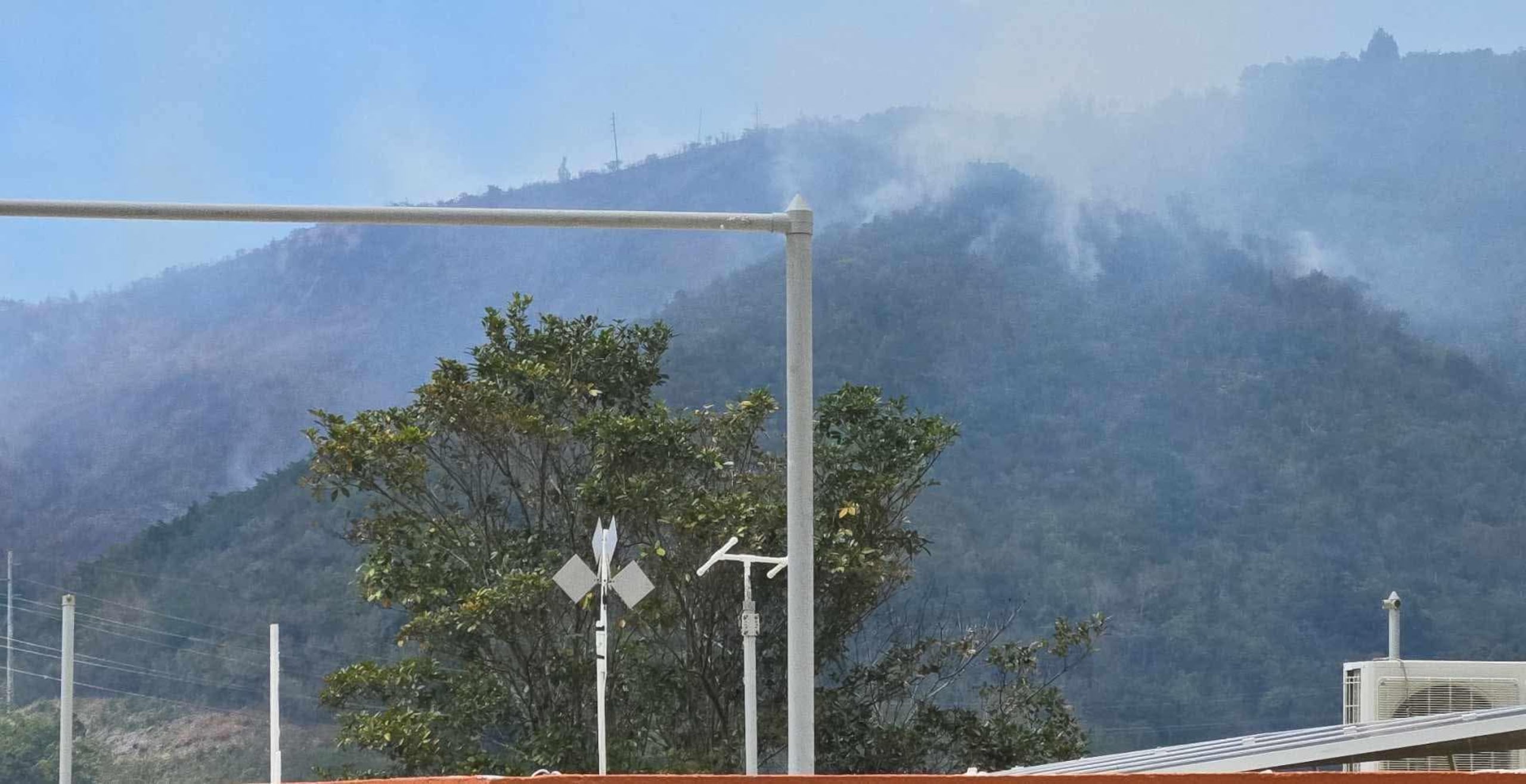 Desde el lunes se desarrolla un fuego de pasto alrededor de la finca de 26 cuerdas de CROEM, el cual comenzó en la parte baja de la carretera 348 del Sector Rosario abajo.