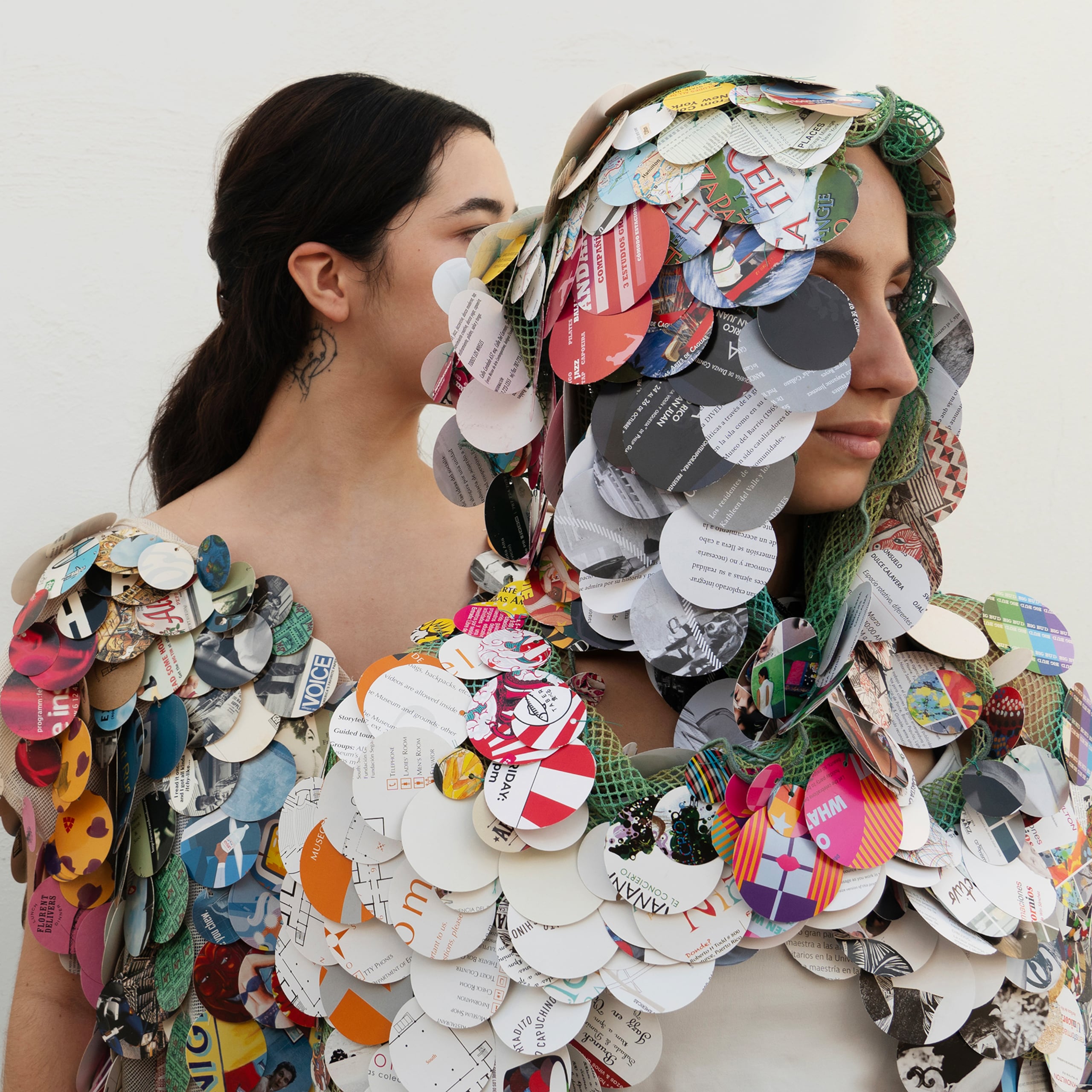 Las esferas colgantes fueron elaborados con papel desechado.