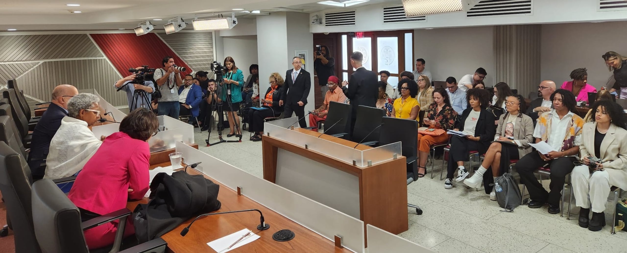 La senadora Rivera Lassén, presidenta de la comisión legislativa, conduce la vista pública, a la que también asisten los senadores, Bernabe Riefkhol, del Movimiento Victoria Ciudadana, María de Lourdes Santiago Negrón, del Partido Independentista Puertorriqueño, Migdalia Padilla Alvelo, del Partido Nuevo Progresista y el independiente José “Chaco” Vargas Vidot.