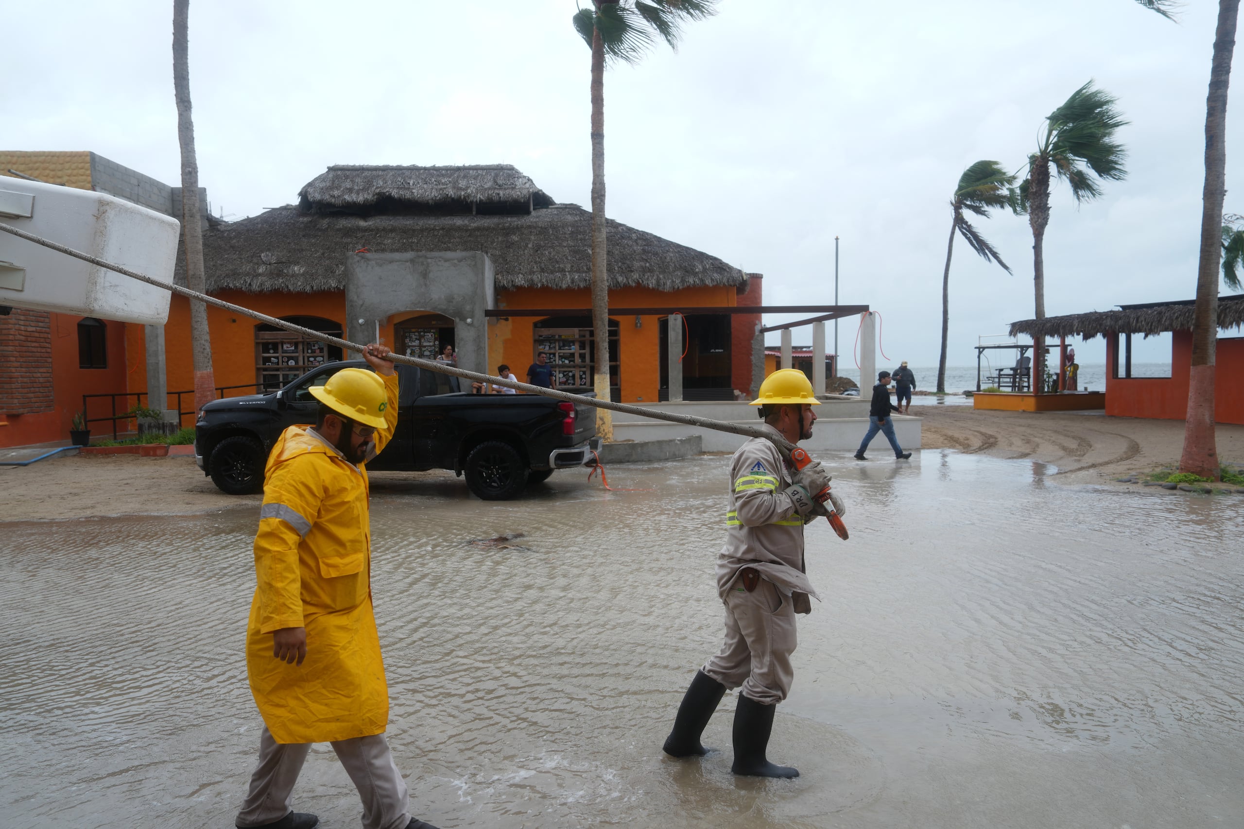 El SMN expuso que en coordinación con el Centro Nacional de Huracanes de Estados Unidos de América mantiene la zona de vigilancia por los efectos de vientos del huracán en las Islas Marías, Nayarit.