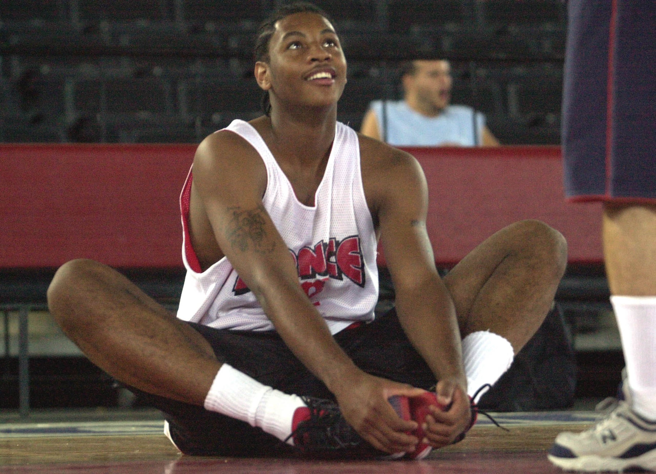 Carmelo Anthony durante una práctica con los Leones de Ponce en 2002.