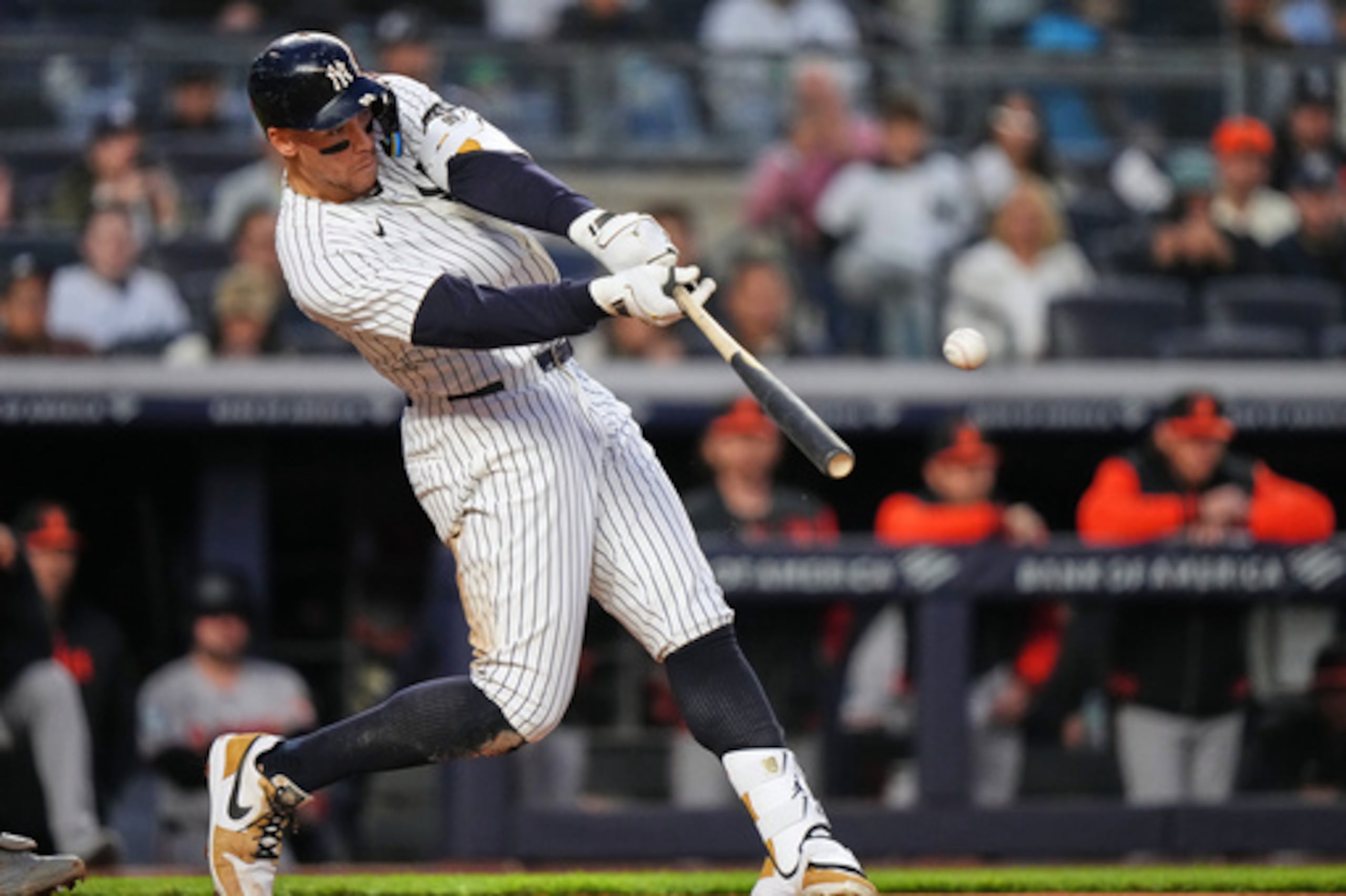 Aaron Judge, de los Yankees de Nueva York, batea un sencillo frente a los Orioles de Baltimore, durante la segunda entrada del juego de béisbol de Grandes Ligas, el viernes 1 de mayo de 2026, en Nueva York. (AP Foto/Frank Franklin II)