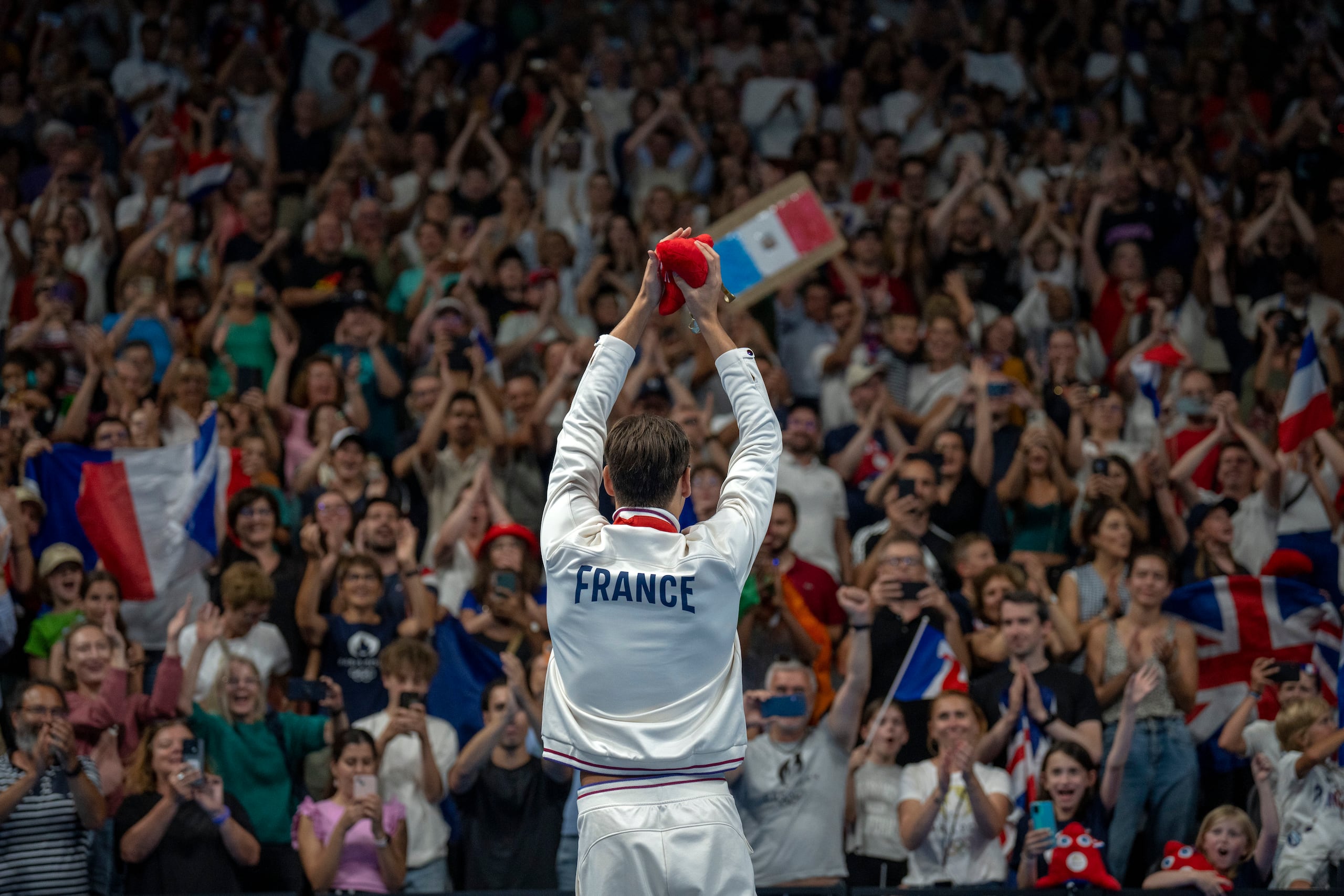 El atleta paralímpico Ugo Didier, de Francia, celebra en el podio tras ganar los 400 libre masculinos -S9, durante los Juegos Paralímpicos de 2024.