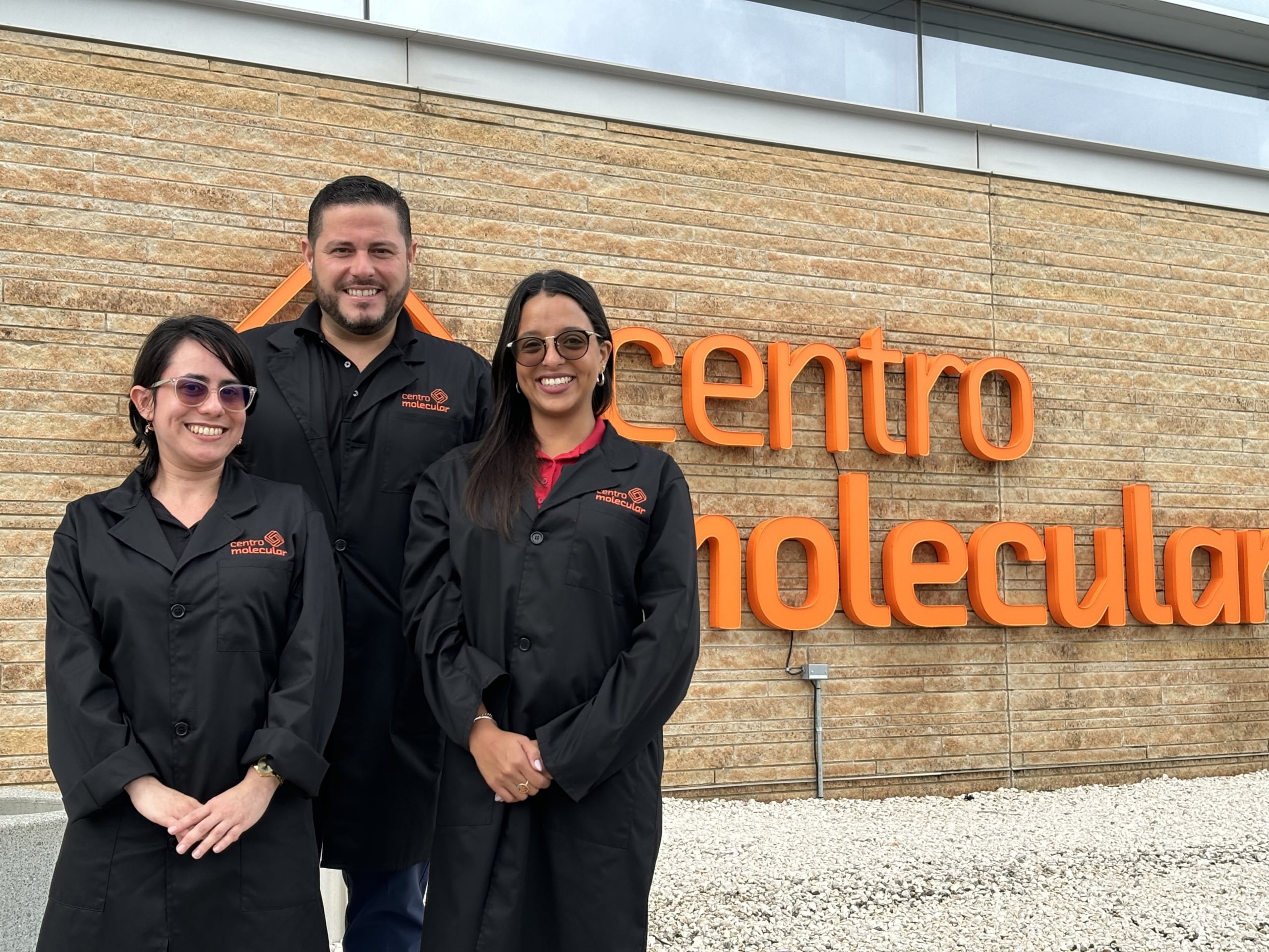 El Dr. Eduardo Nicolau, profesor de UPR-Río Piedras y director ejecutivo del Centro Molecular, junto a sus estudiantes.