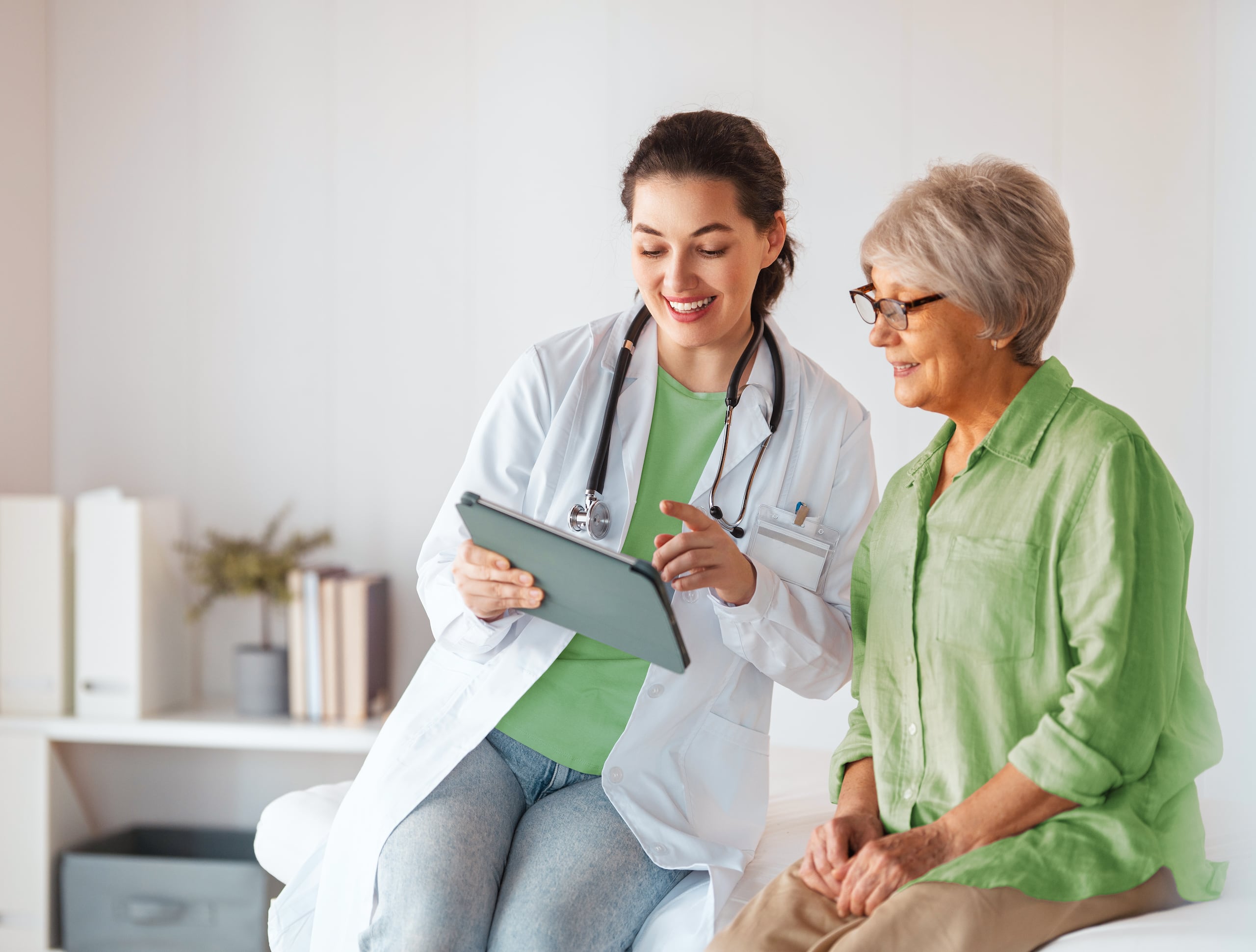 Cuando se inicia en la ventana adecuada, en mujeres sanas, con monitoreo médico, la TRH se convierte en una intervención capaz de mejorar la calidad de vida, reducir enfermedades crónicas y extender años saludables.