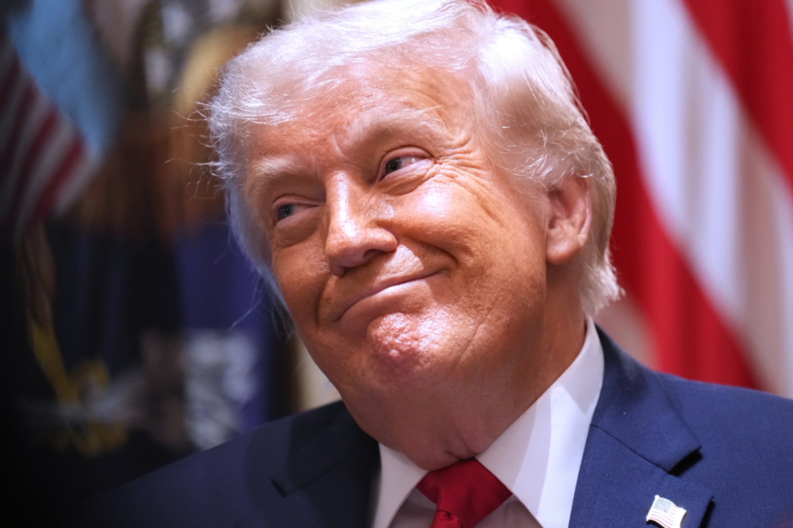El presidente Donald Trump escucha durante una reunión de gabinete en la Casa Blanca, el miércoles 27 de mayo de 2026, en Washington.