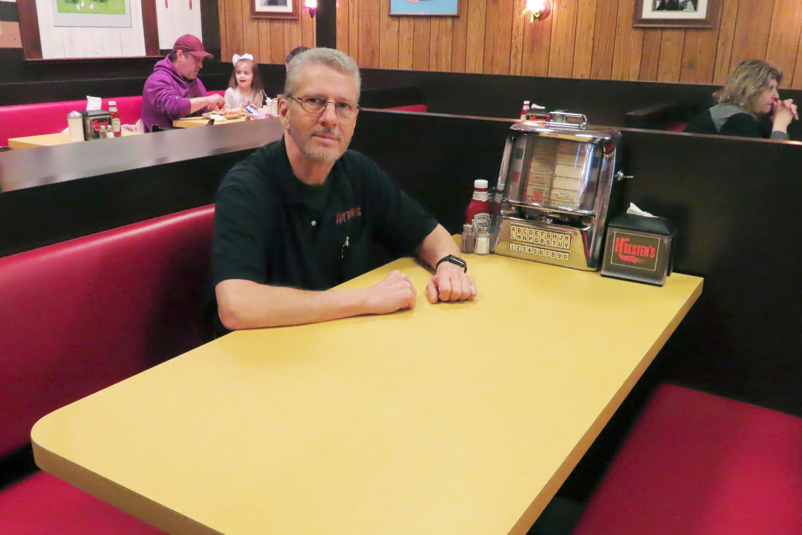 Ron Stark, copropietario de Holsten's, la heladería y restaurante de Bloomfield Nueva Jersey donde se filmó la escena final de la serie de televisión "The Sopranos", sentado el 5 de marzo de 2024 en una recreación del gabinete donde Tony Soprano tuvo su escena final. El día anterior, la mesa original utilizado en la serie se vendió en una subasta en línea por 82,600 dólares a un comprador anonimo. (Foto AP/Wayne Parry)