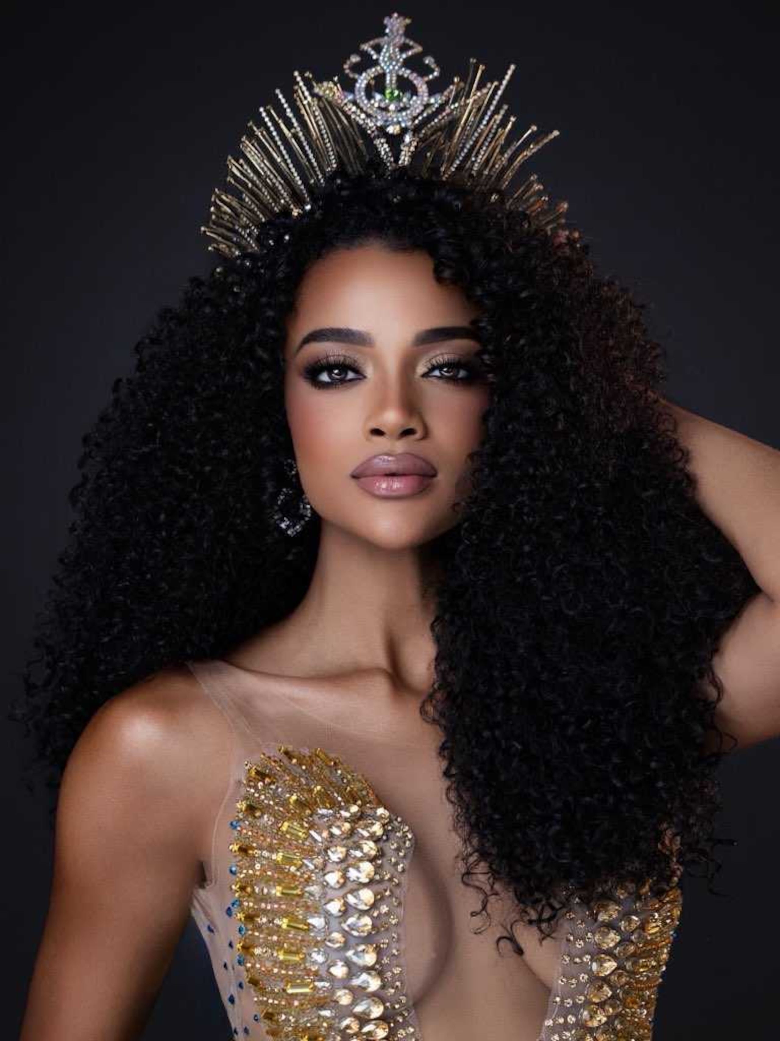 Vicky Carbonell continua llevando el nombre de Puerto Rico de cara a la gala final este 10 de octubre.