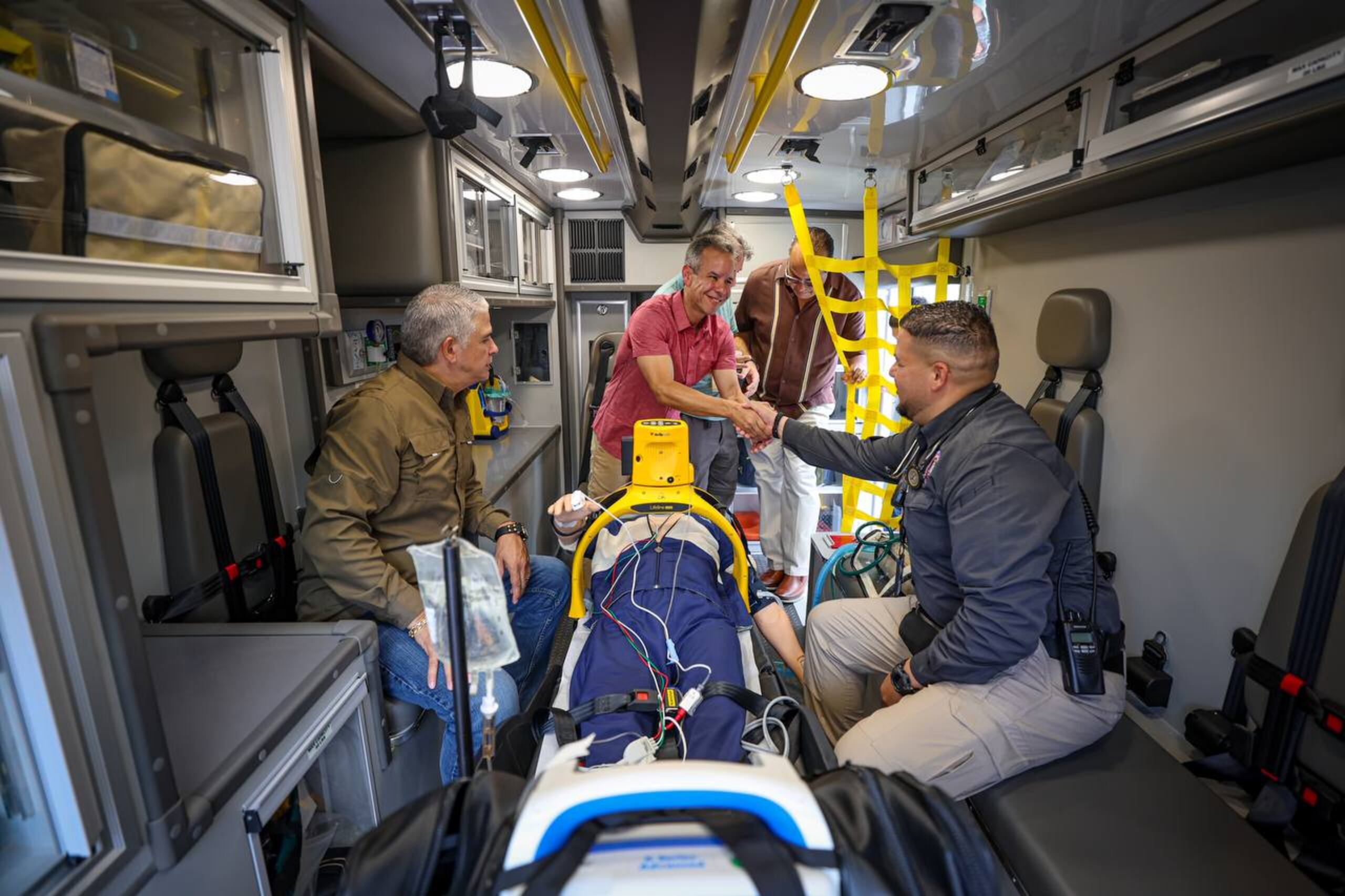 El ejecutivo municipal hizo el anuncio durante la entrega de seis nuevas unidades de motor al personal de respuesta rápida y supervisión.