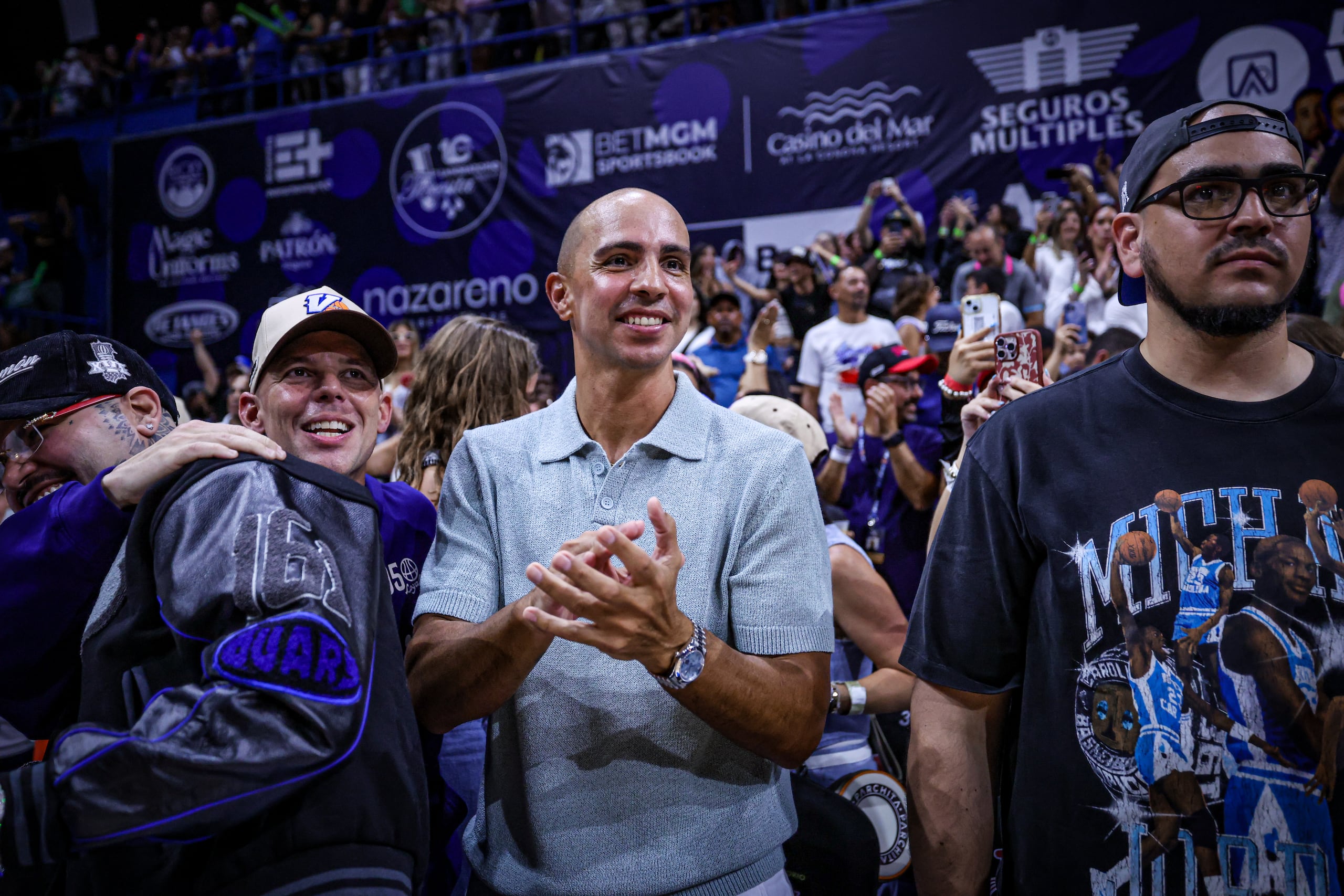 Carlos Arroyo, coapoderado de los Vaqueros de Bayamón, en el séptimo juego de la final de la Conferencia A del BSN. A la izquierda, el otro coapoderado de los Vaqueros, Eric Duars.
