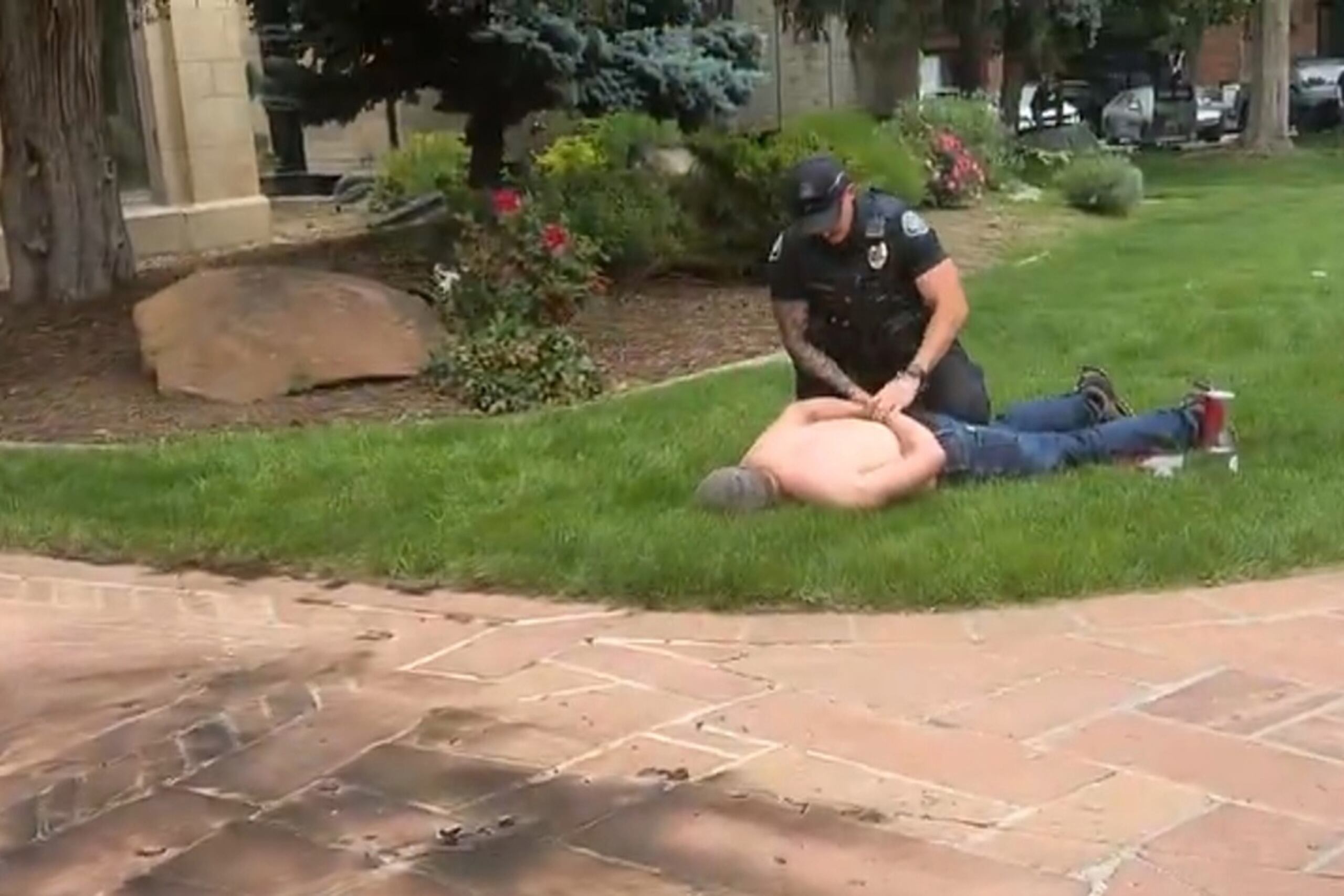 Captura de video del arresto de un hombre acusado de prender fuego a varias personas en una zona comercial, un hecho que dejó múltiples heridos y que el FBI ya ha calificado como un "ataque terrorista", en Boulder Colorado (EE.UU.) EFE/ Rastreo de Redes X /