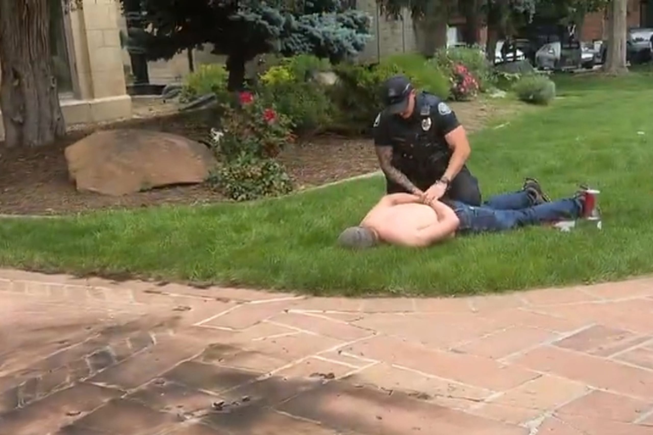 Captura de video del arresto de un hombre acusado de prender fuego a varias personas en una zona comercial, un hecho que dejó múltiples heridos y que el FBI ya ha calificado como un "ataque terrorista", en Boulder Colorado (EE.UU.) EFE/ Rastreo de Redes X /