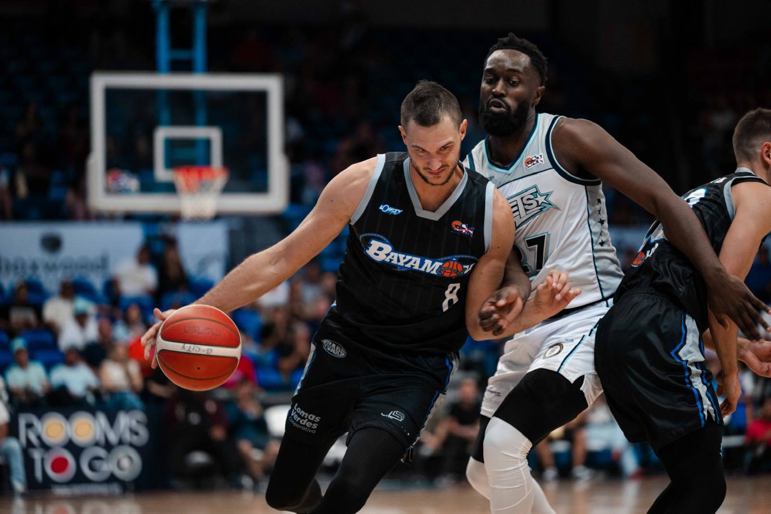 Danilo Gallinari, de los Vaqueros, maneja el balón contra Theo Pinson, de los Mets.