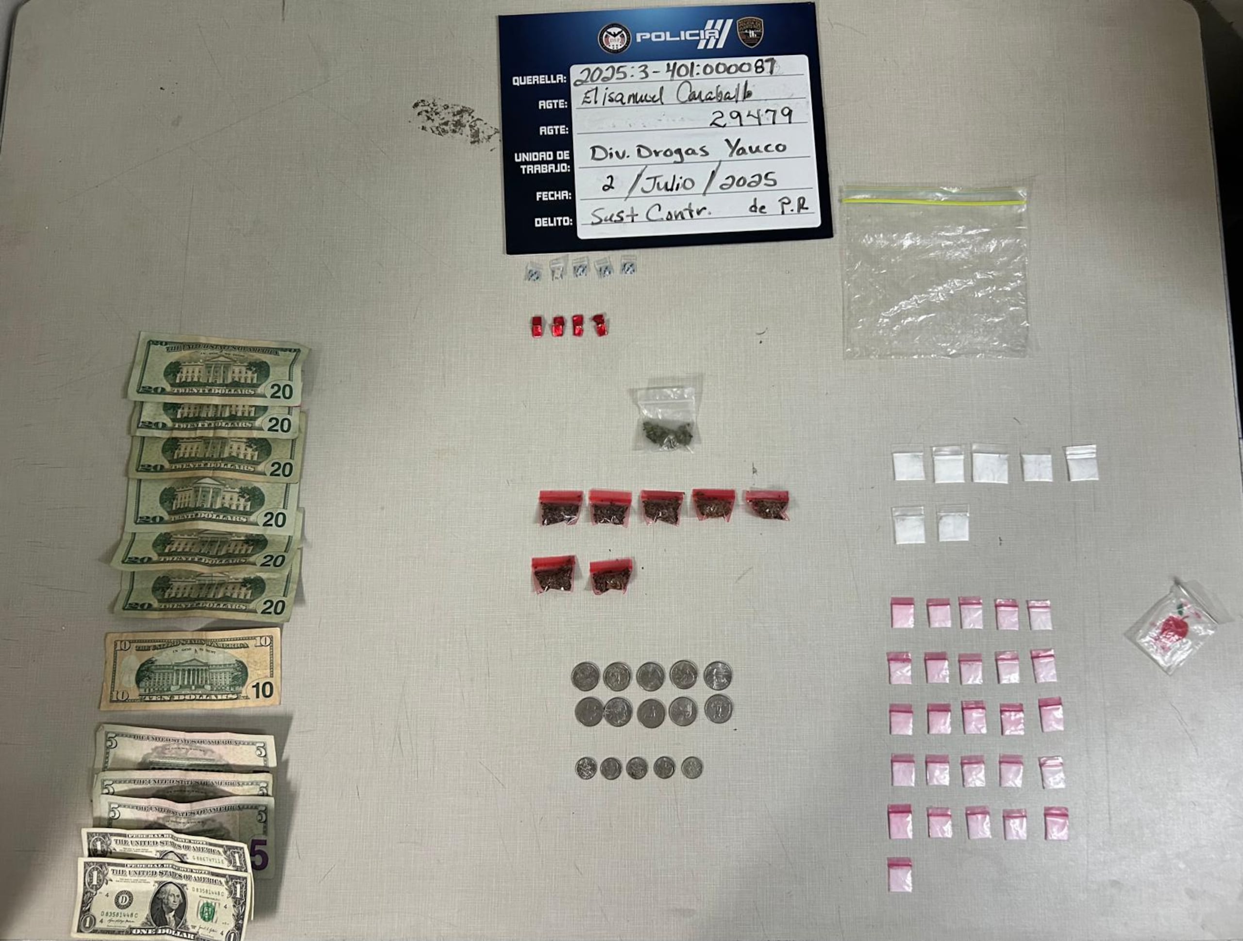 Sustancias controladas a un adolescente de 15 años, que fue aprehendido en un punto de venta de sustancias controladas en el residencial Santa Catalina, en Yauco.