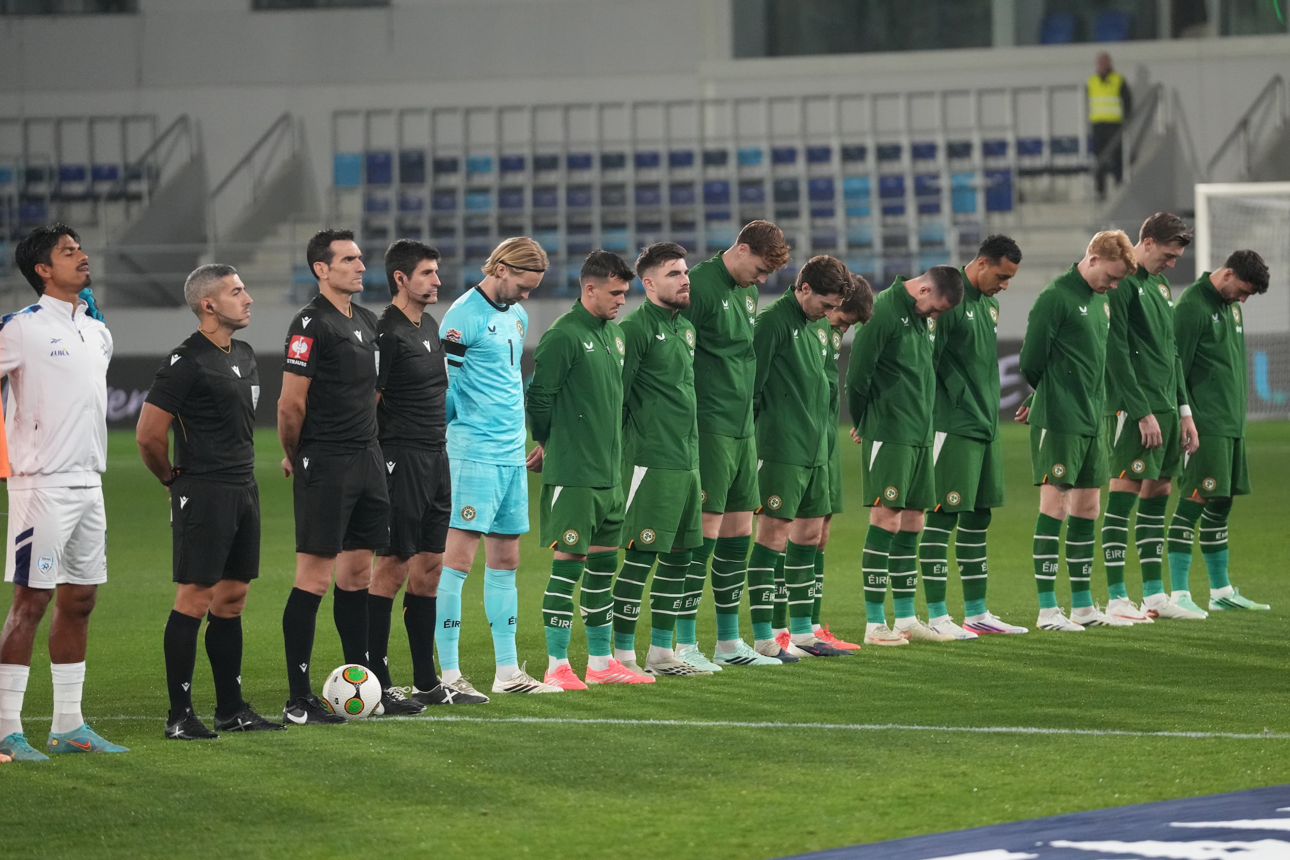 Jugadores de la selección de Irlanda inclinan la cabeza durante la entonación del himno nacional de Israel.