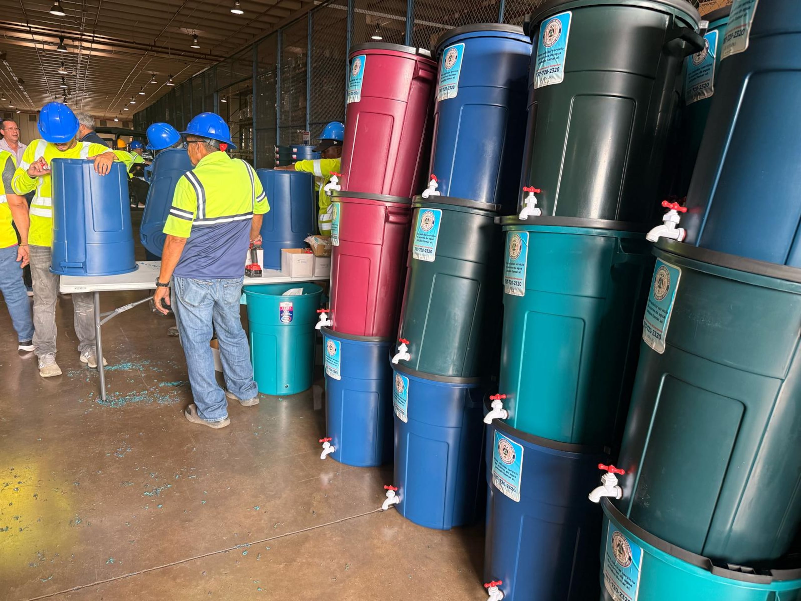 La iniciativa busca poder ayudar a envejecientes y otros necesitados a que puedan almacenar un poco de agua en medio de la crisis que afecta varios sectores de Guaynabo.