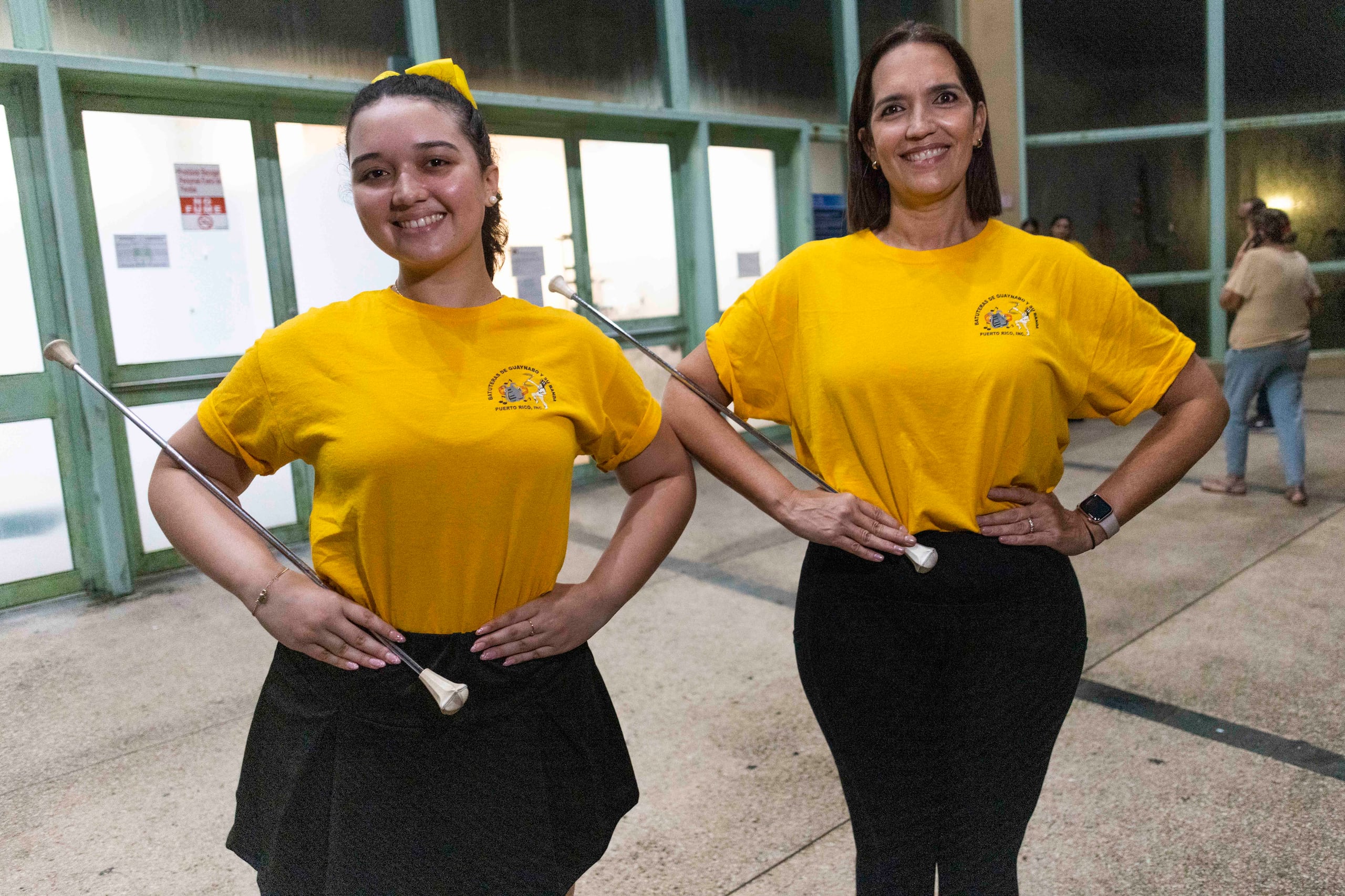 Giuliana Brache, joven líder de las Batuteras, posa junto a su madre Deliris Ramos, quien funge ahora como la coordinadora de la organización sin fines de lucro.