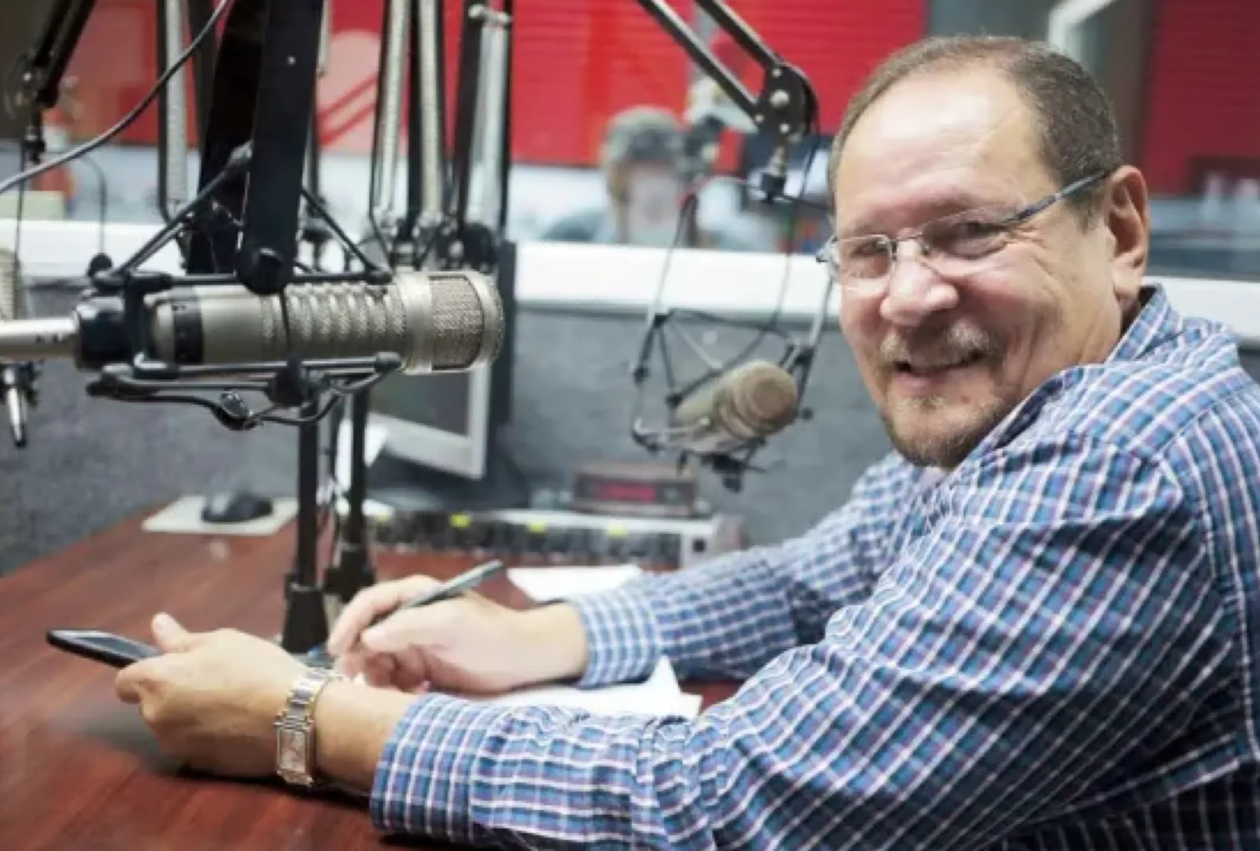 El locutor Jerry Santiago Torres