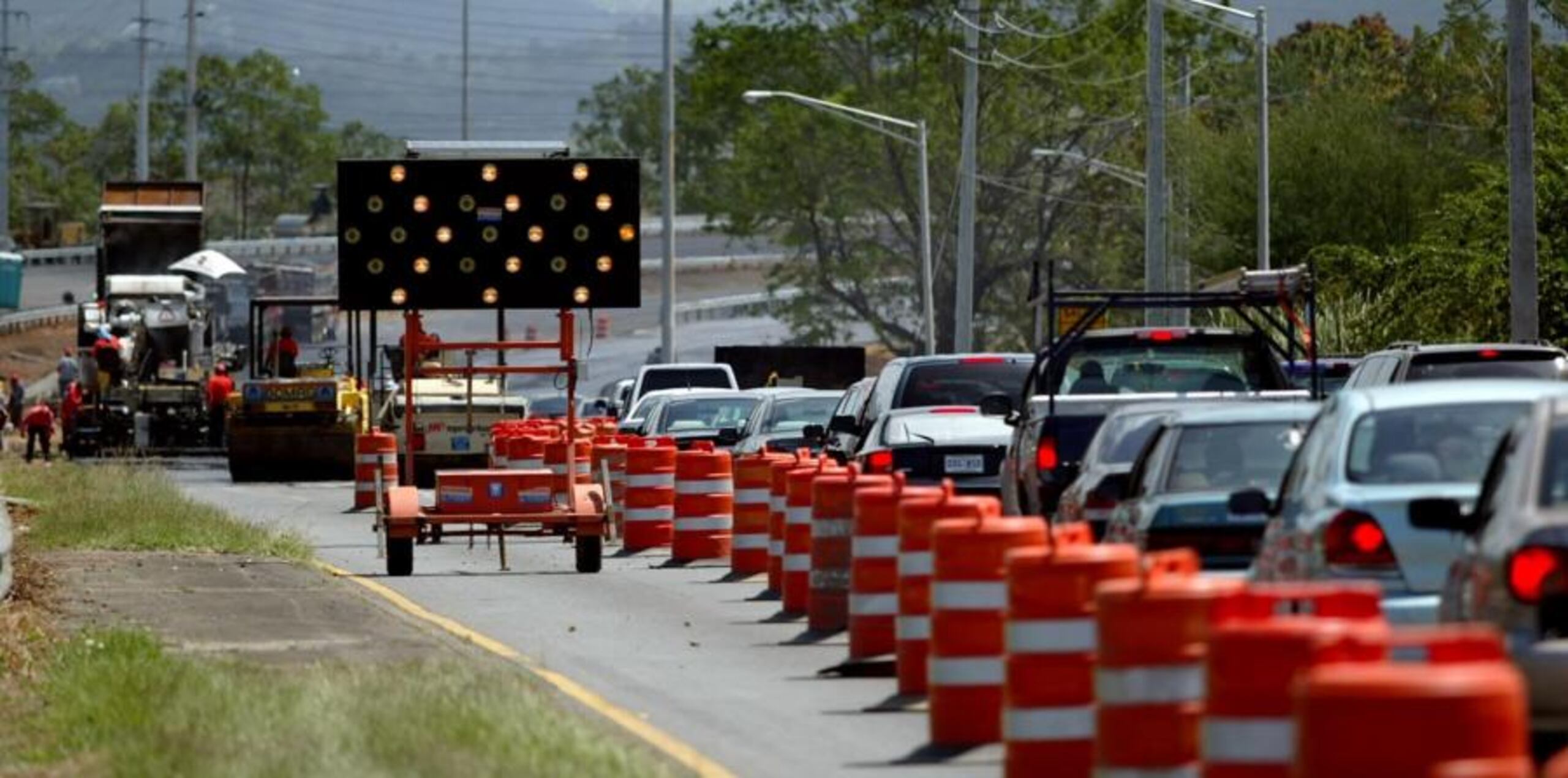La próxima semana continuarán los trabajos en la PR-22 en Dorado, Vega Baja, Vega Alta, Toa Baja, Manatí y Hatillo, por lo que habrá cierre de carriles en horario diurno y nocturno. (GFR Media)