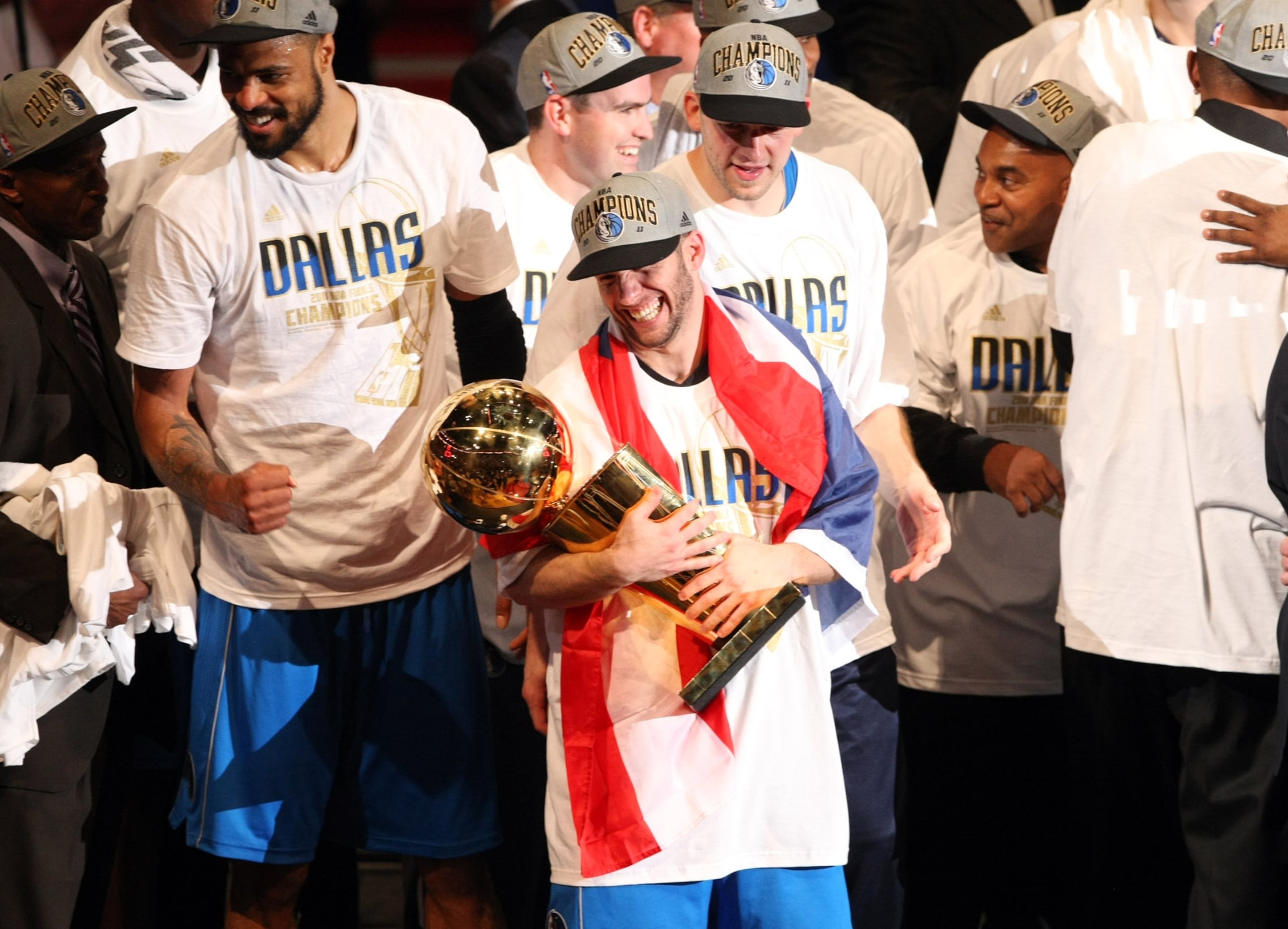 José Juan Barea sostiene el trofeo al concluir la Serie Final de la NBA en el 2011.