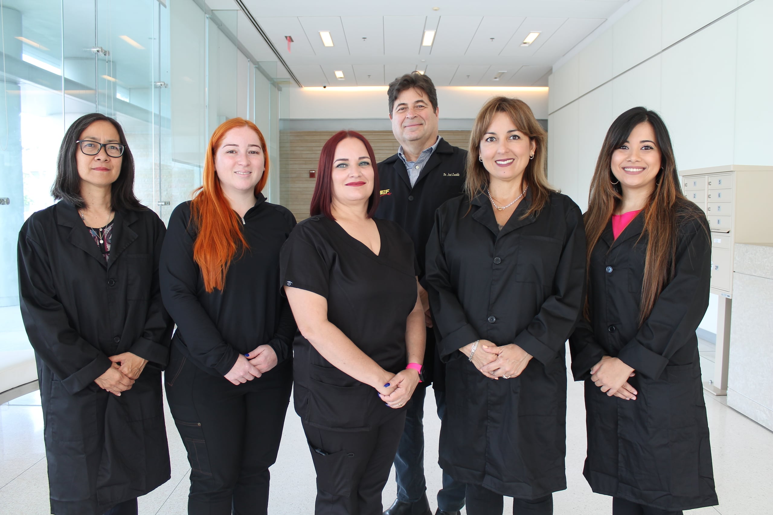 En el Centro Molecular, el equipo que dirige las operaciones científicas es mayoritariamente femenino, en la foto, en el orden acostumbrado, figuran la Dra. Pearl Akamine, de operaciones científicas, Noelia Elespe Candelario y Luisa M. Fernández García, ambas tecnólogas veterinarias, Vilmarie Mercado Nieves, de operaciones científicas, la Dra. Perla Cruz Tato, gerente de instrumentación científica, y el Dr. José A. Lasalde, director científico del Centro Molecular.