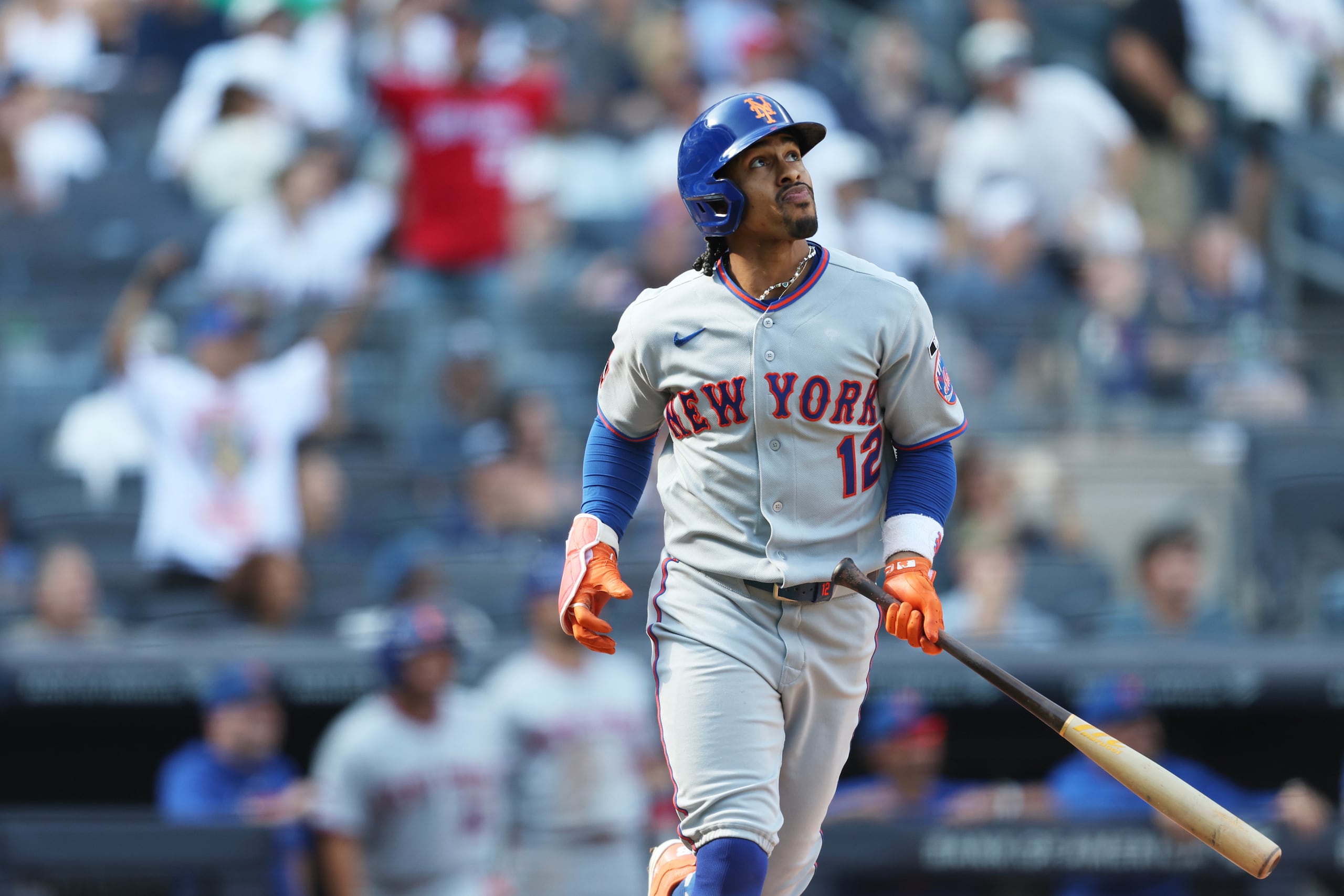 Francisco Lindor observa la trayectoria que tomó el grand slam que conectó en la tarde de hoy, el 299 de su carrera.