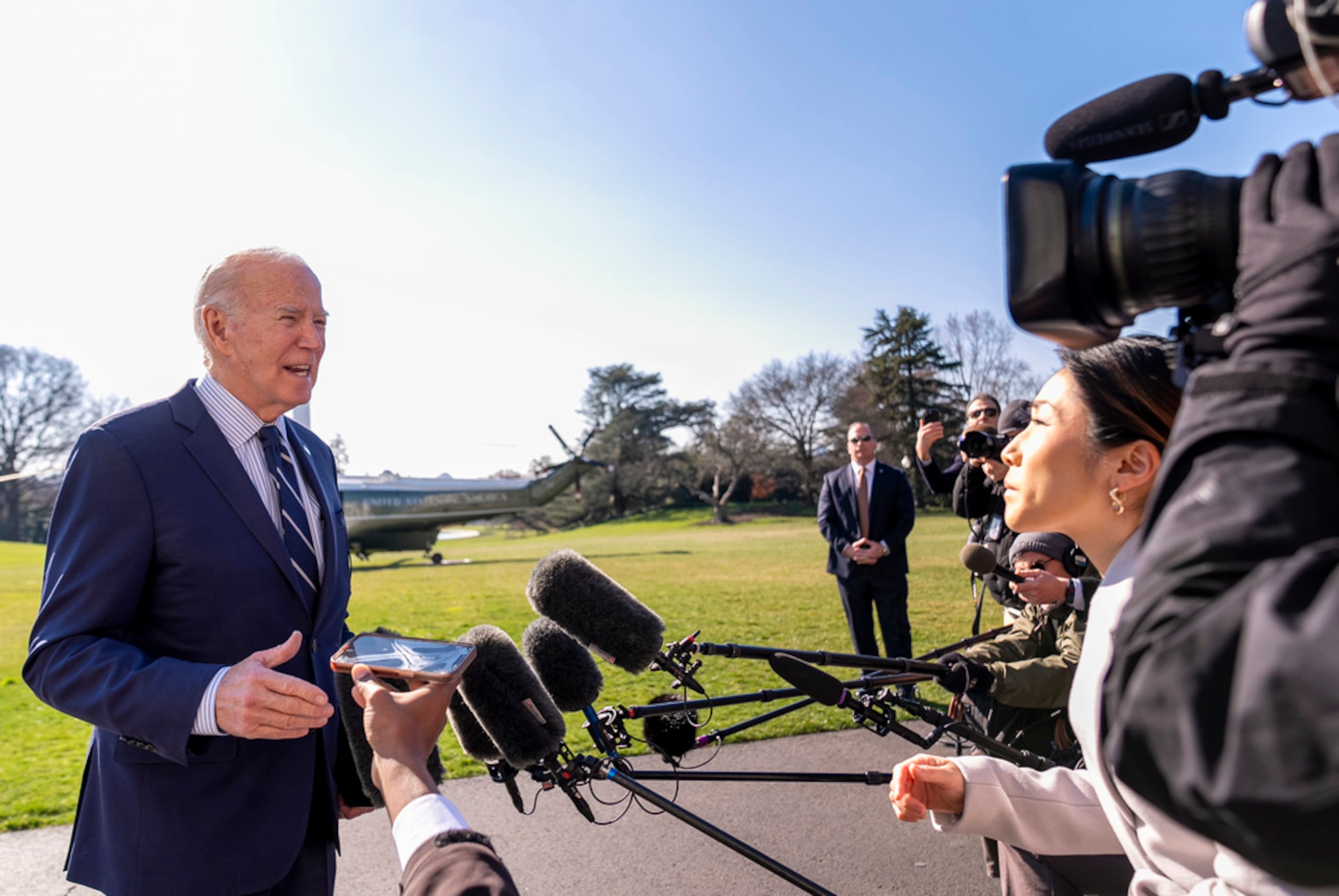 El presidente Joe Biden habla con la prensa en su llegada a la Casa Blanca este lunes después de regresar de Rehoboth Beach, Delaware.