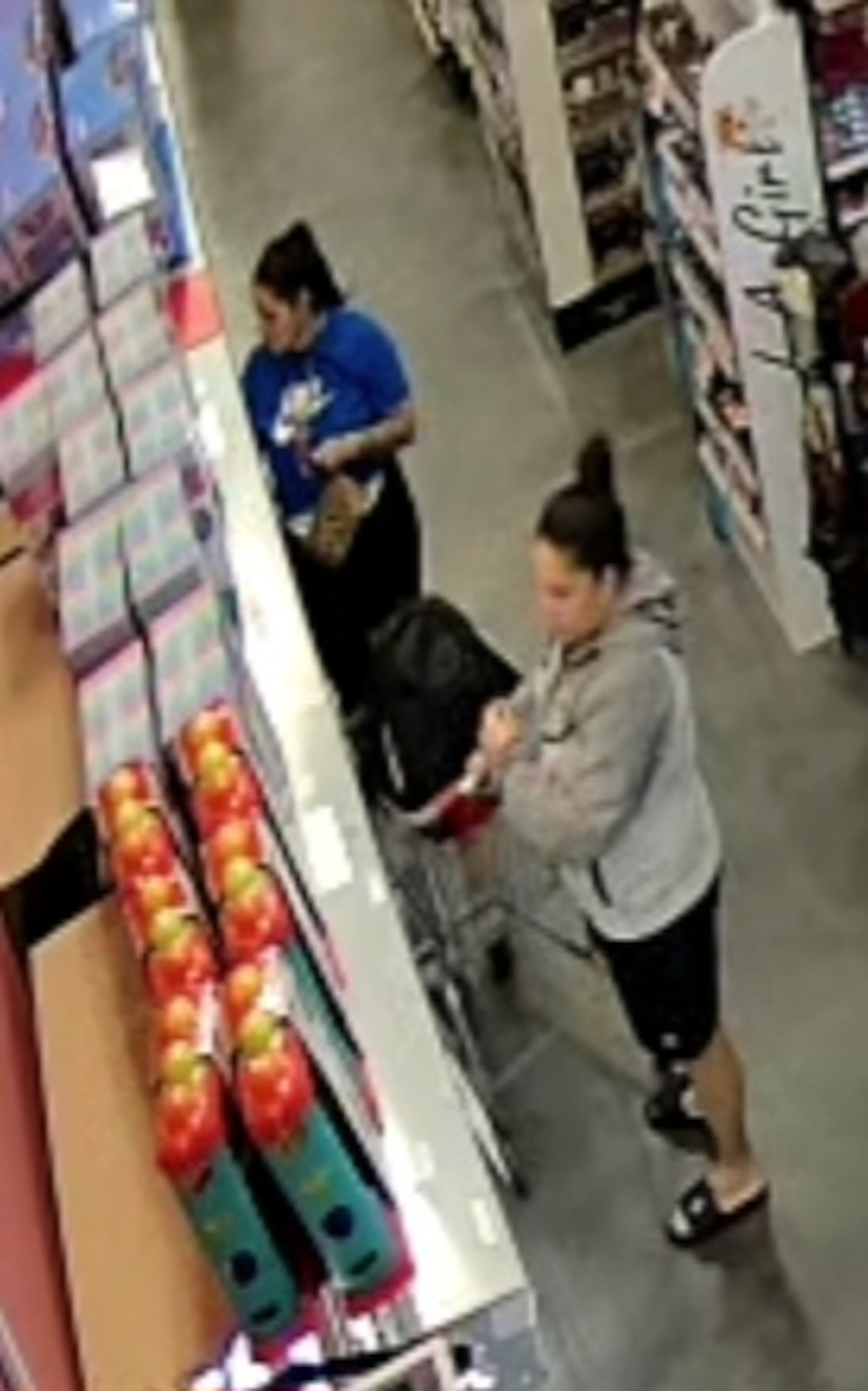 Estas mujeres se consideran sospechosas de cometer el delito de ratería en la farmacia Caridad, ubicada en la avenida Juan Ponce de León, en Hato Rey,