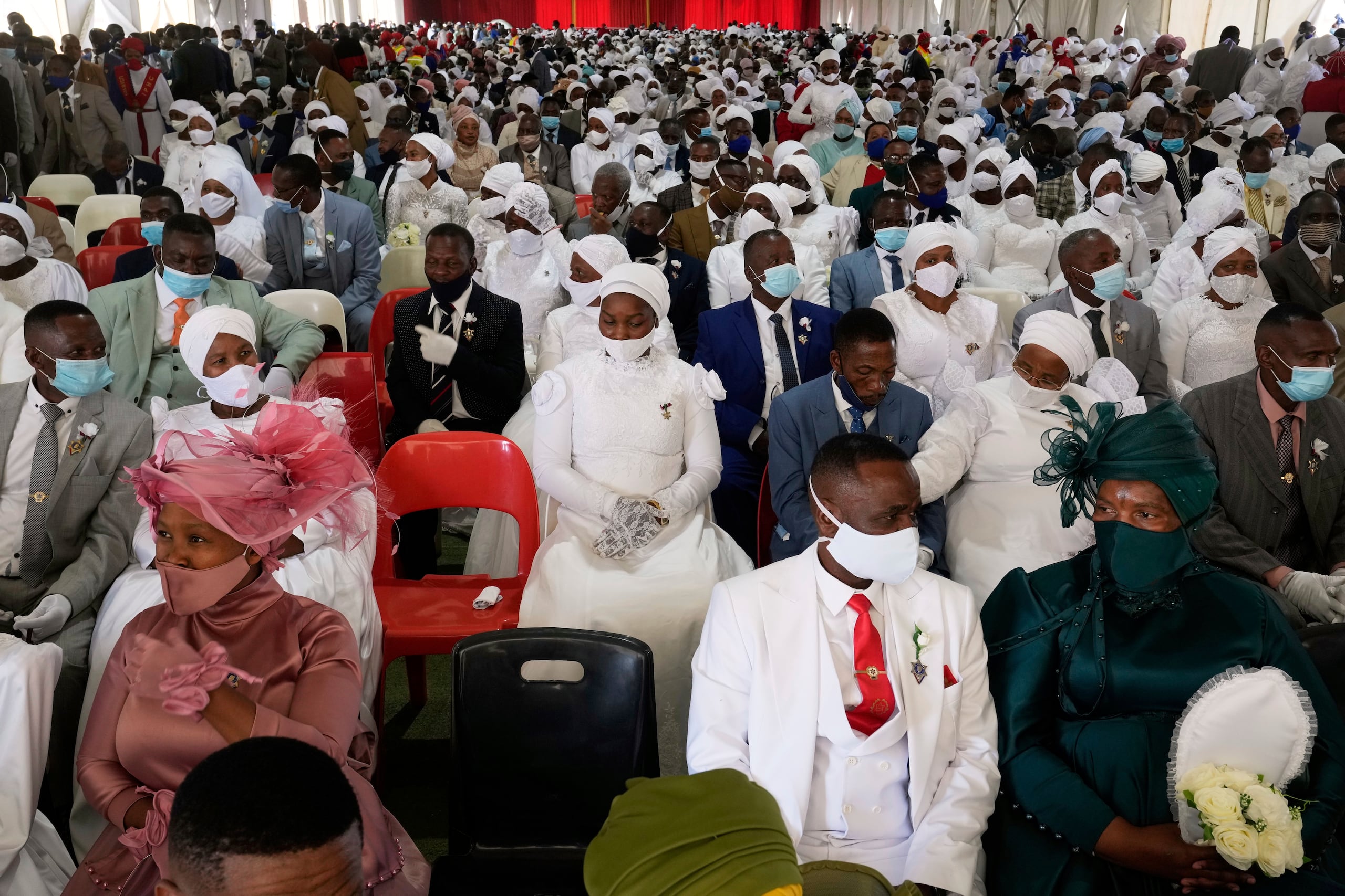 Varias personas participan en una boda masiva de Pascua, algunas polígamas, en la Iglesia Internacional de Santidad Pentecostés, en Heidelberg, Sudáfrica, el domingo 20 de abril de 2025.