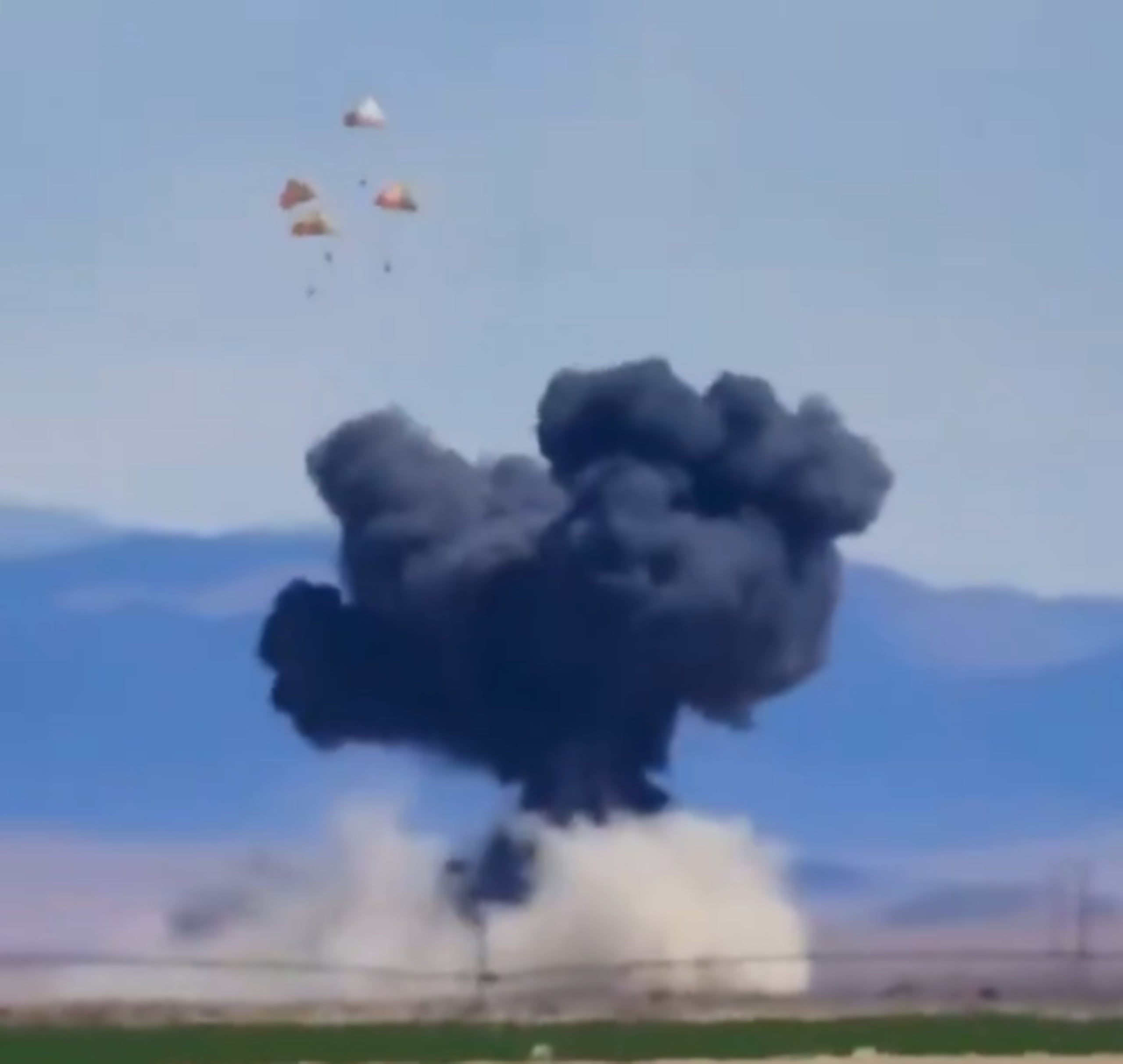 En videos publicados en internet por espectadores pueden verse cuatro paracaídas abriéndose en el cielo mientras las aeronaves se precipitaban hacia el suelo cerca de la base, a unas 50 millas al sur de Boise.