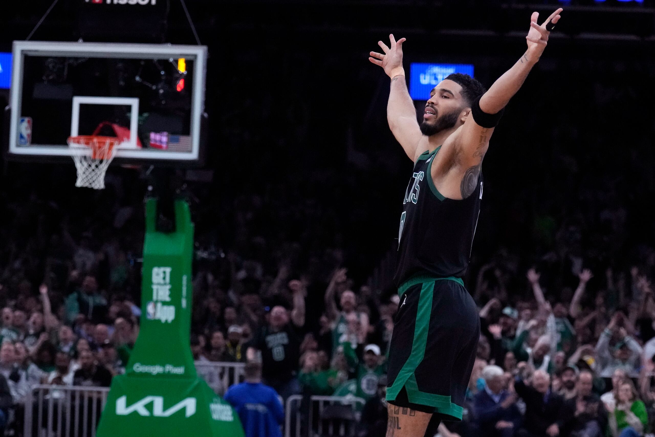 El alero de los Celtics de Boston Jayson Tatum celebra después de que su equipo se puso al frente en el marcador en el quinto juego de la semifinales de la Conferencia Este ante los Cavaliers de Cleveland el miércoles 15 de may del 2024. (AP Foto/Charles Krupa)